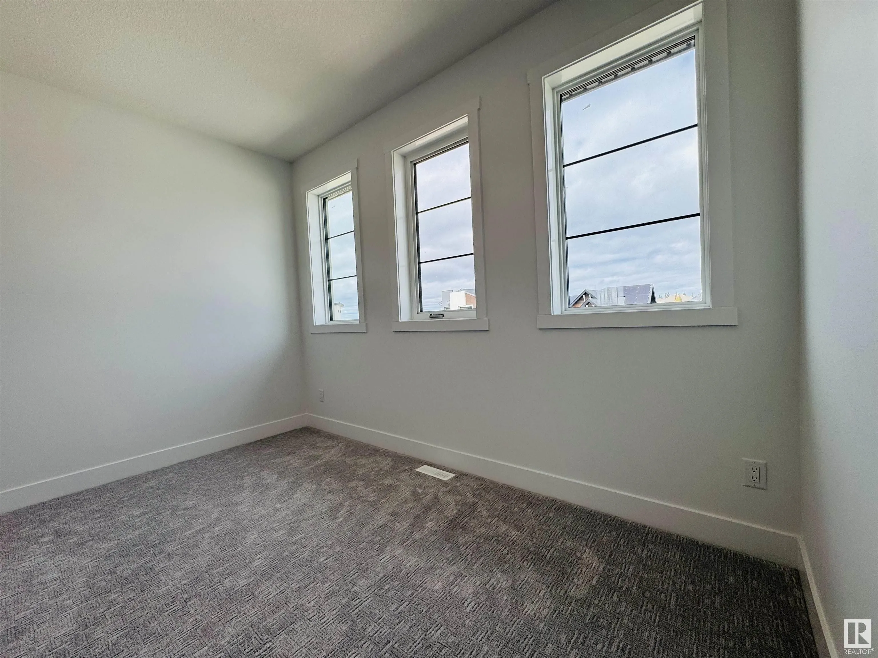 165 Edgewater Cir