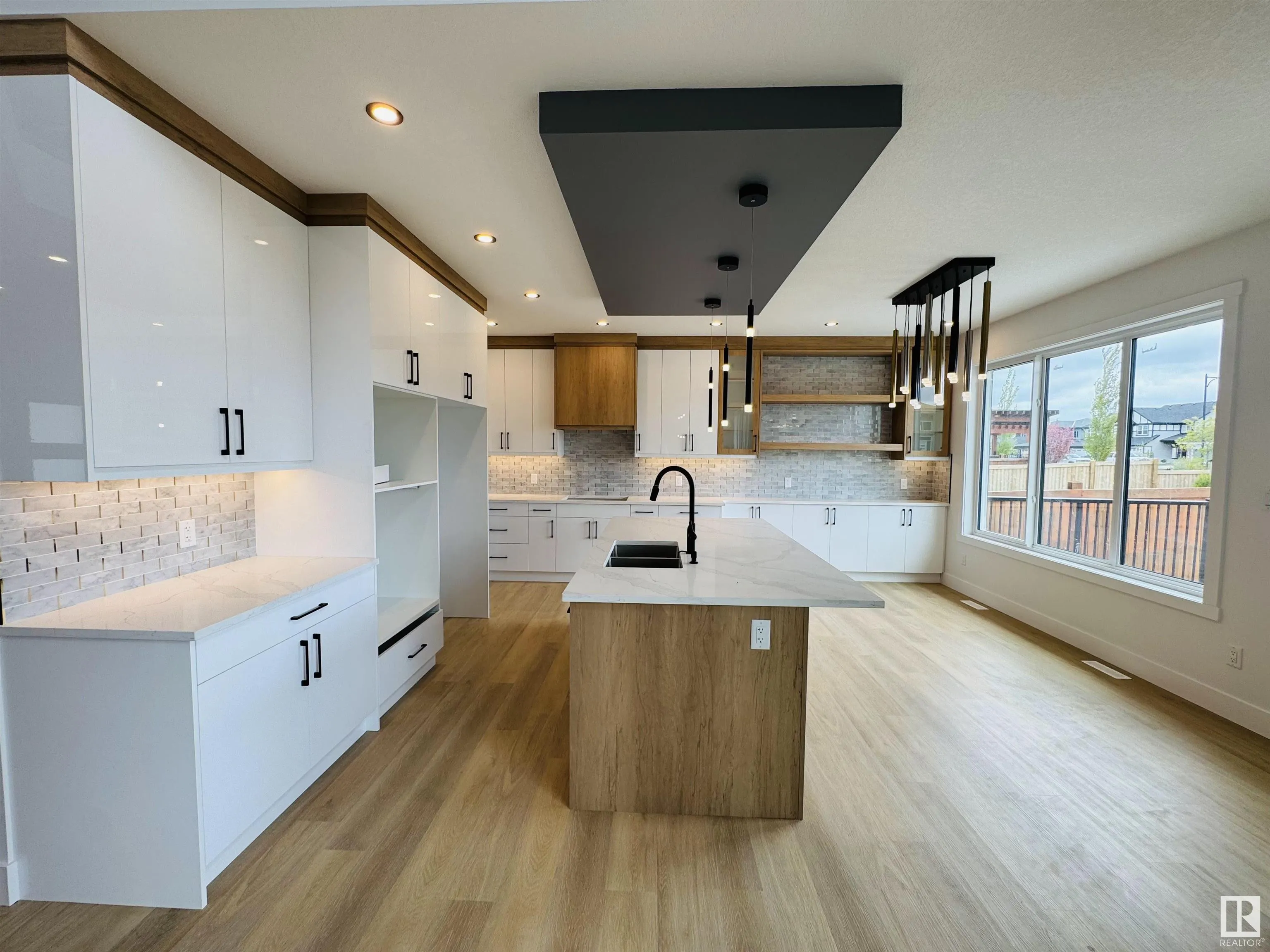 165 Edgewater Cir