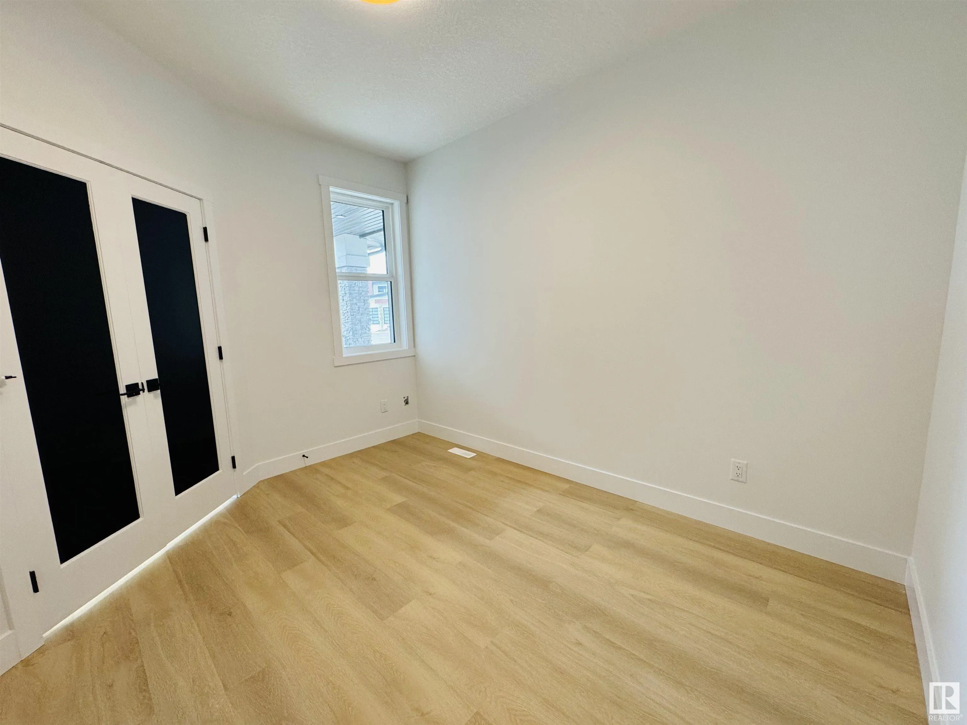 165 Edgewater Cir