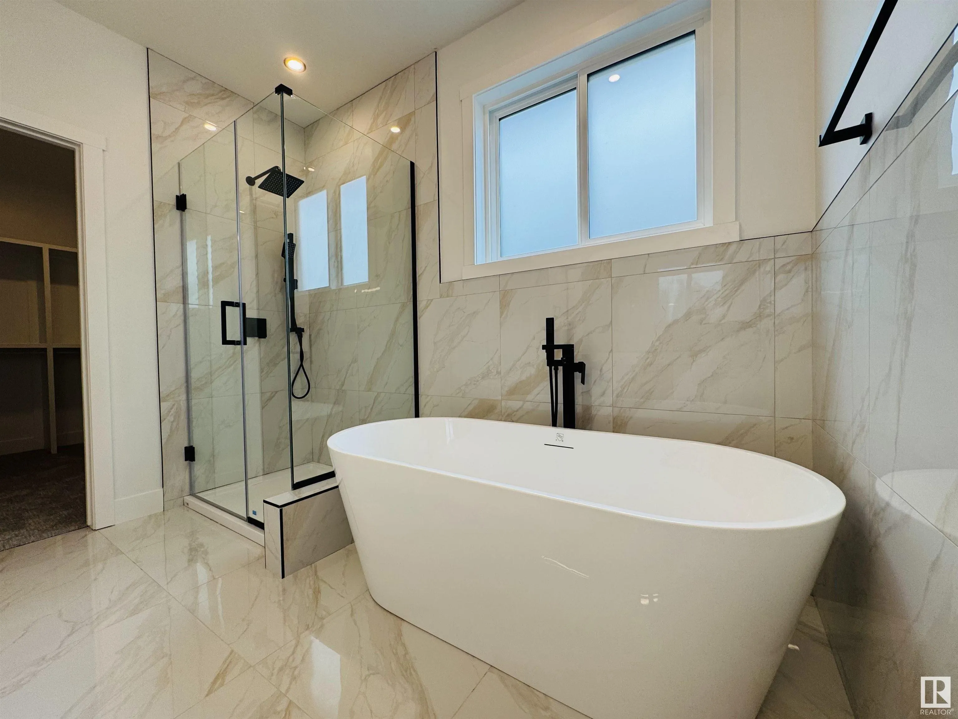 165 Edgewater Cir