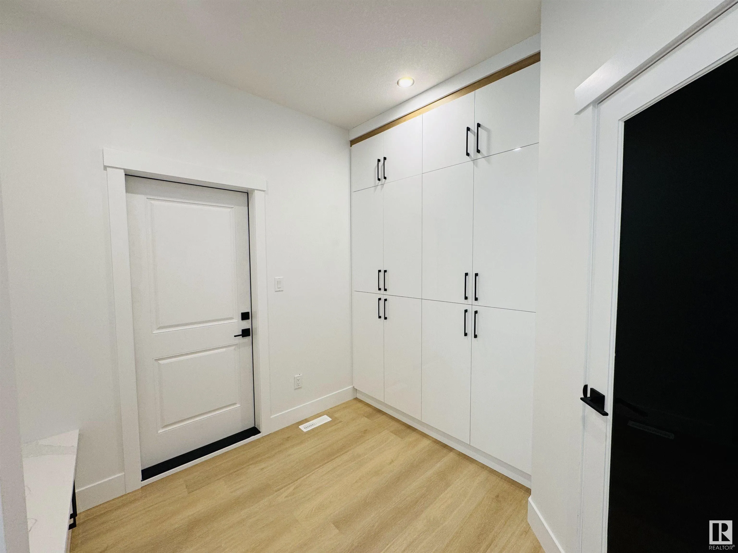 165 Edgewater Cir