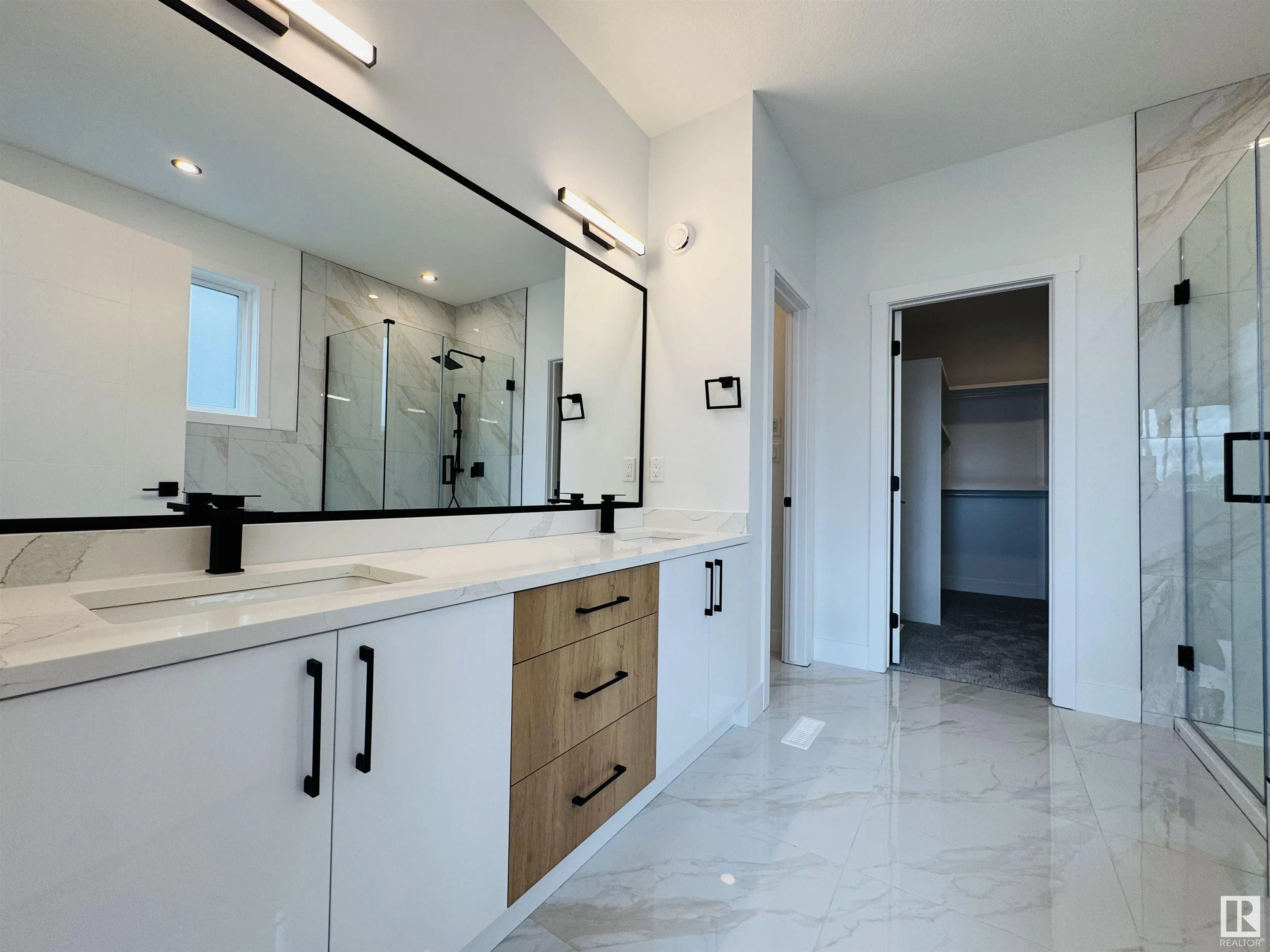 165 Edgewater Cir