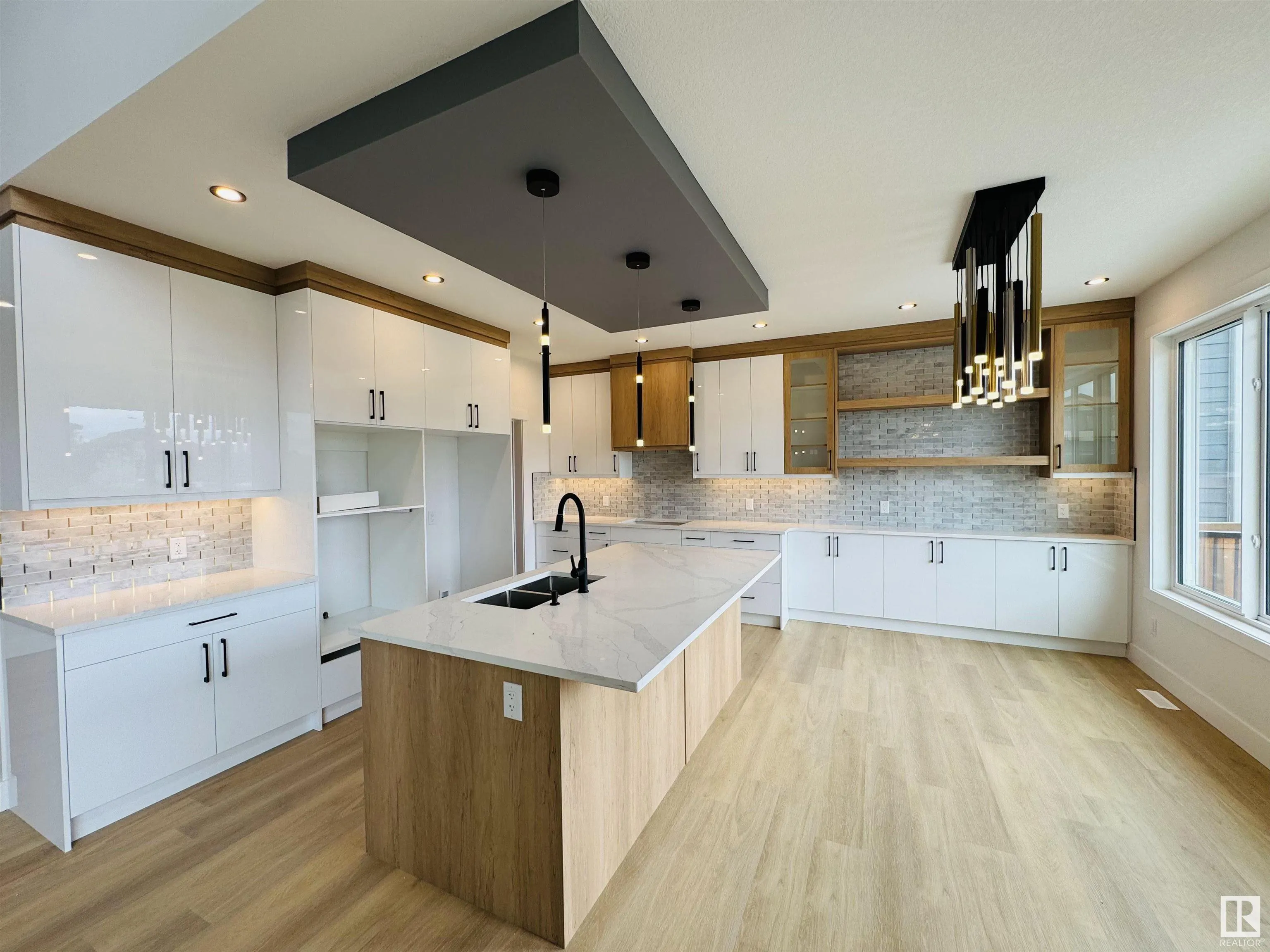 165 Edgewater Cir