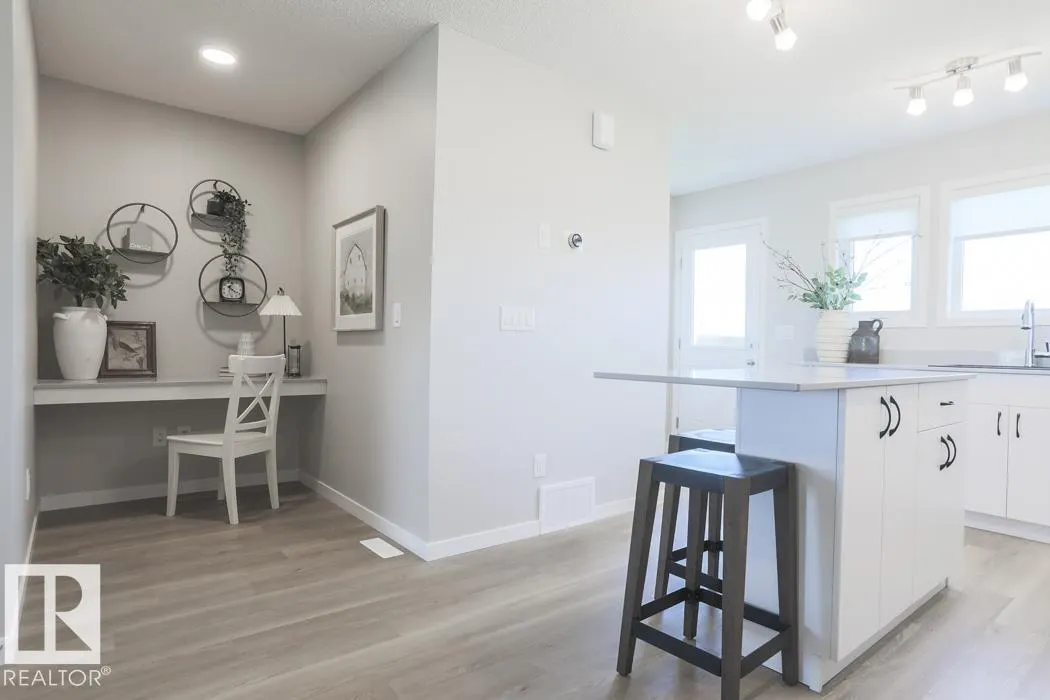 4584 Warbler Loop