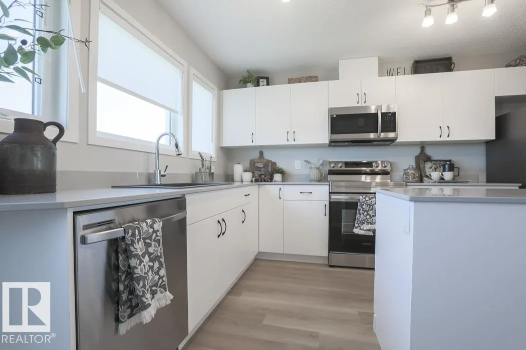 4584 Warbler Loop