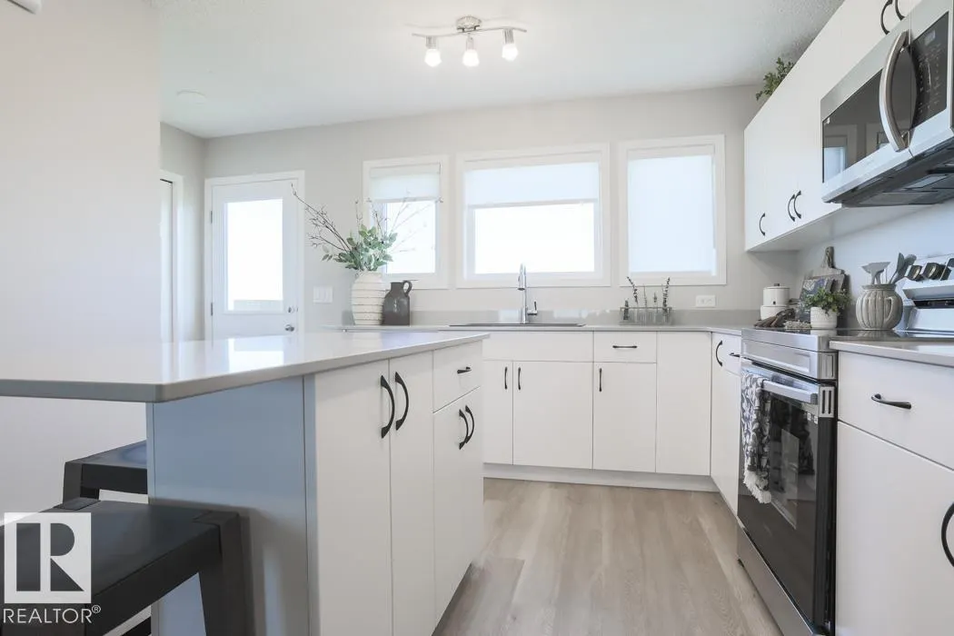 4584 Warbler Loop