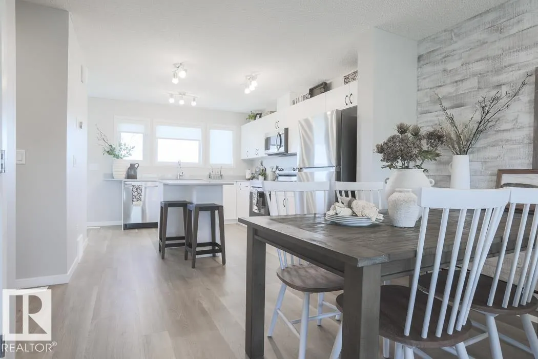 4584 Warbler Loop
