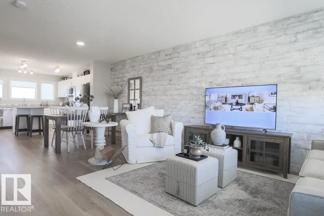 4584 Warbler Loop