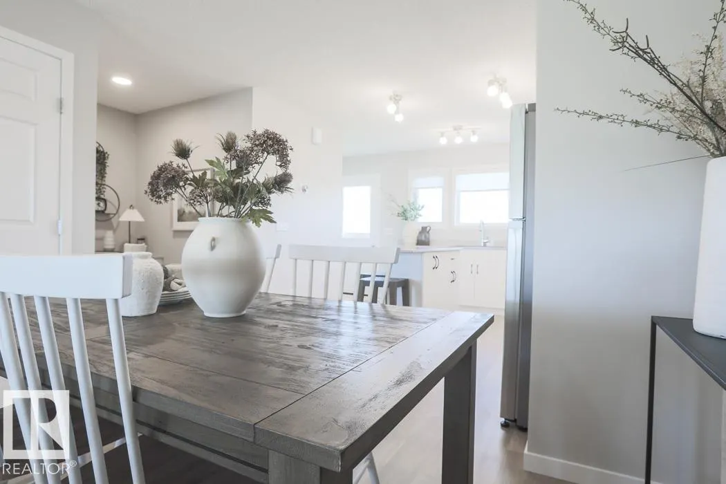 4584 Warbler Loop