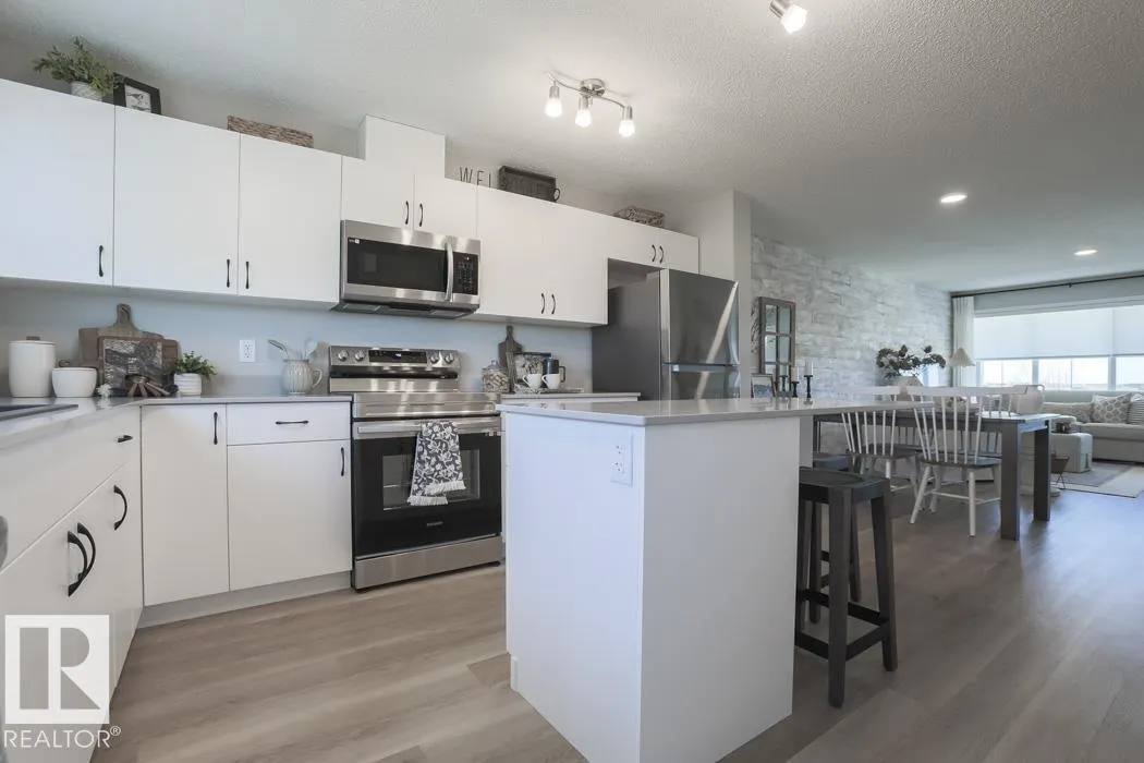 4584 Warbler Loop