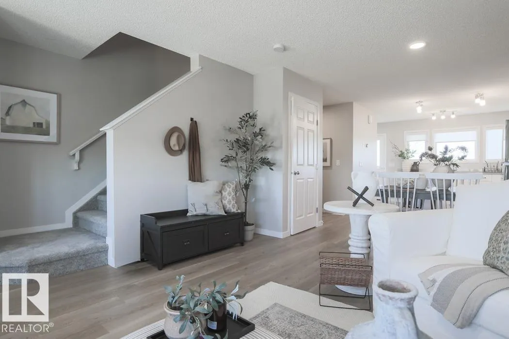 4584 Warbler Loop