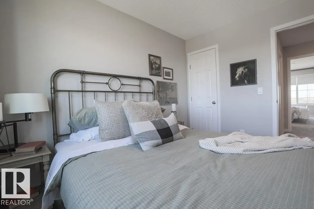 4584 Warbler Loop