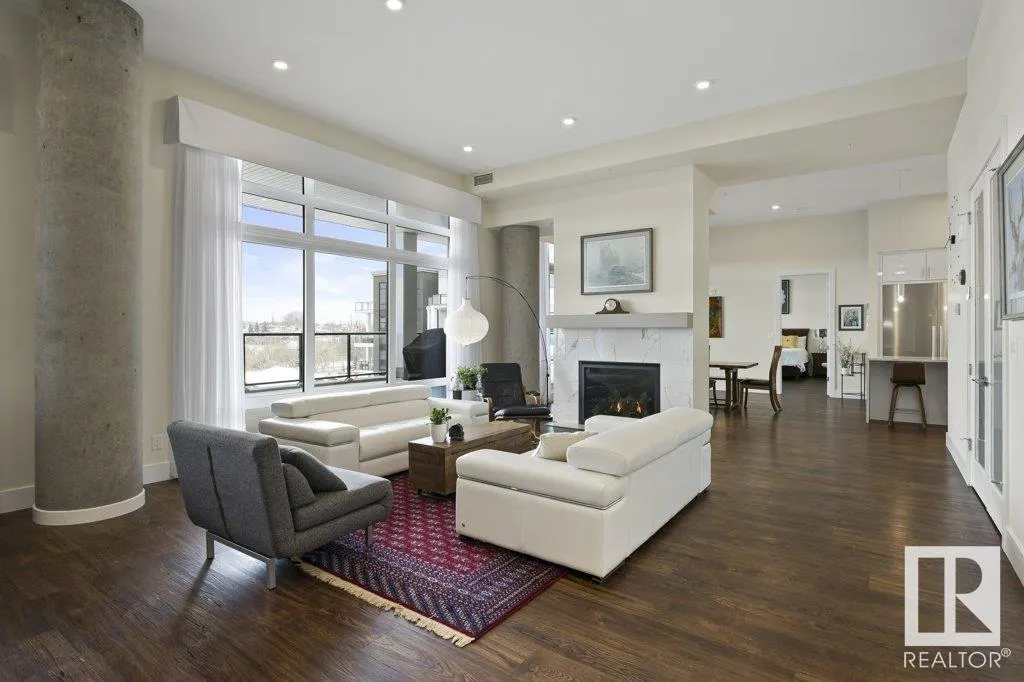 200 BELLEROSE Drive