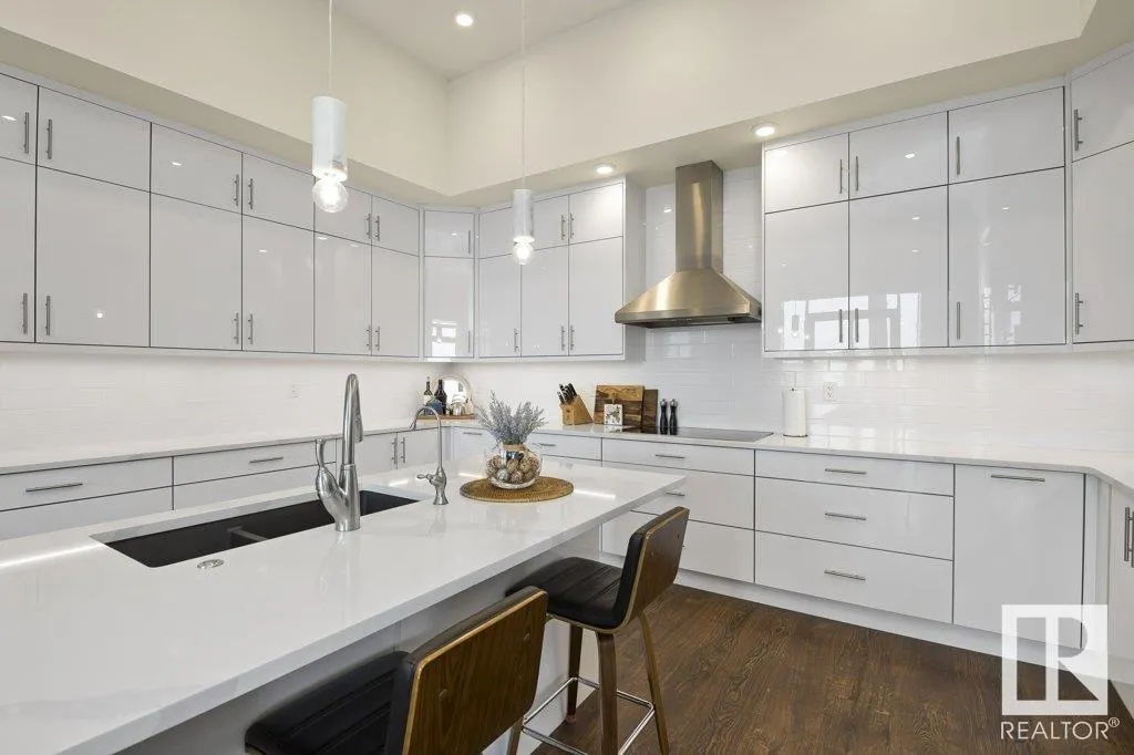 200 BELLEROSE Drive