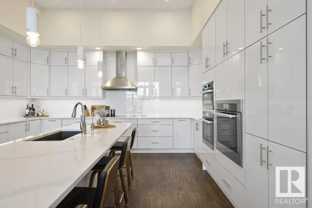 200 BELLEROSE Drive