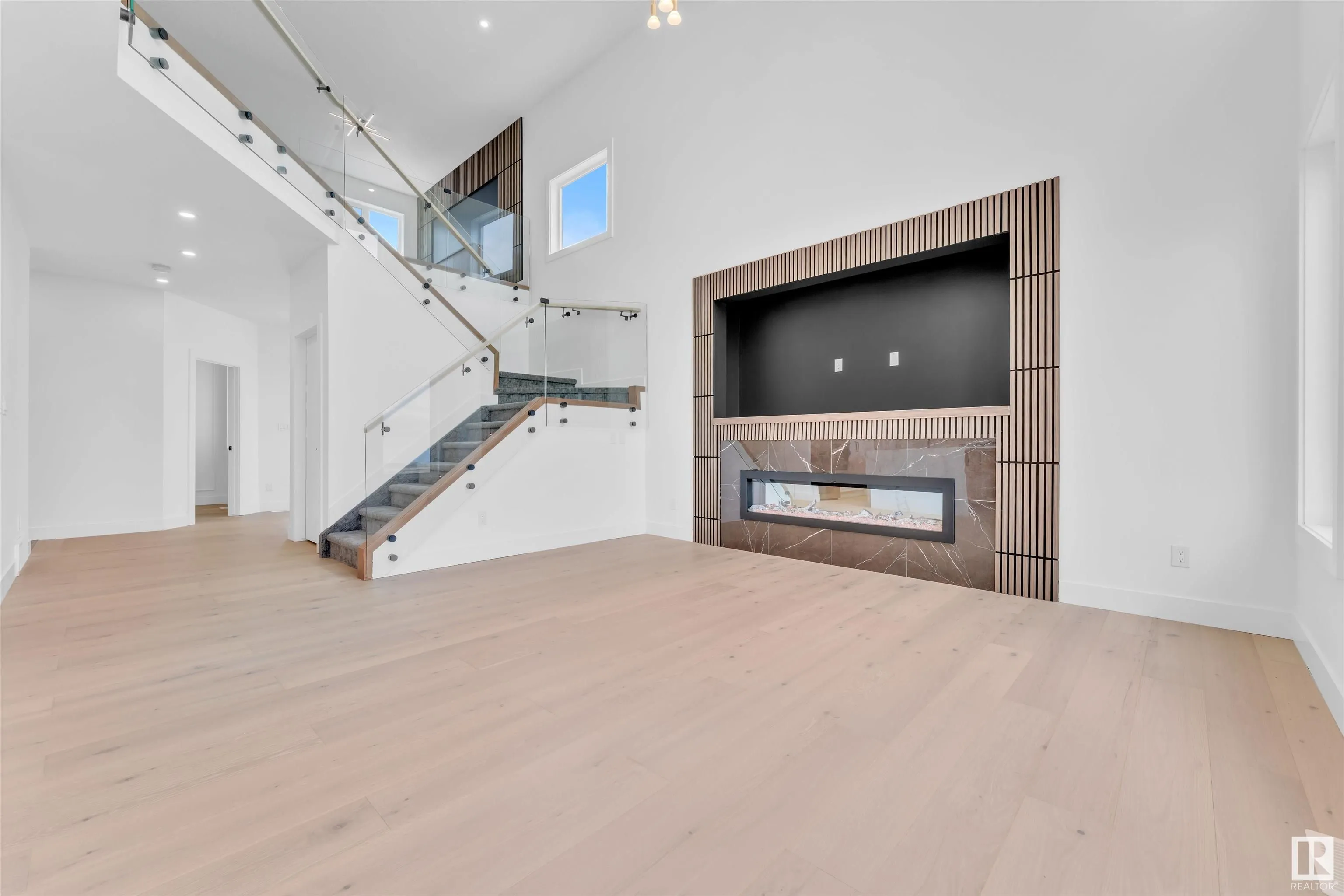 324 ASTON Close