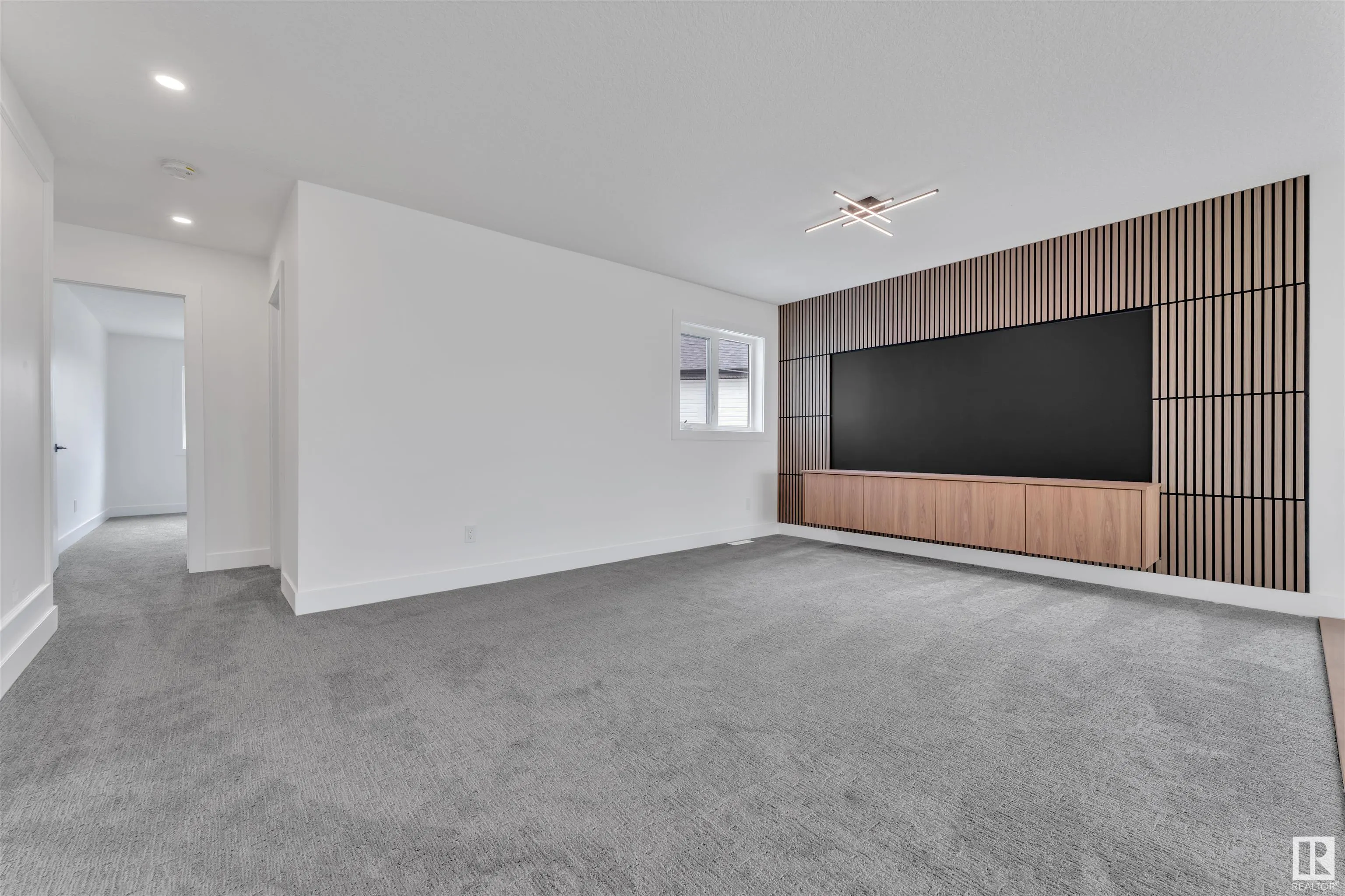 324 ASTON Close