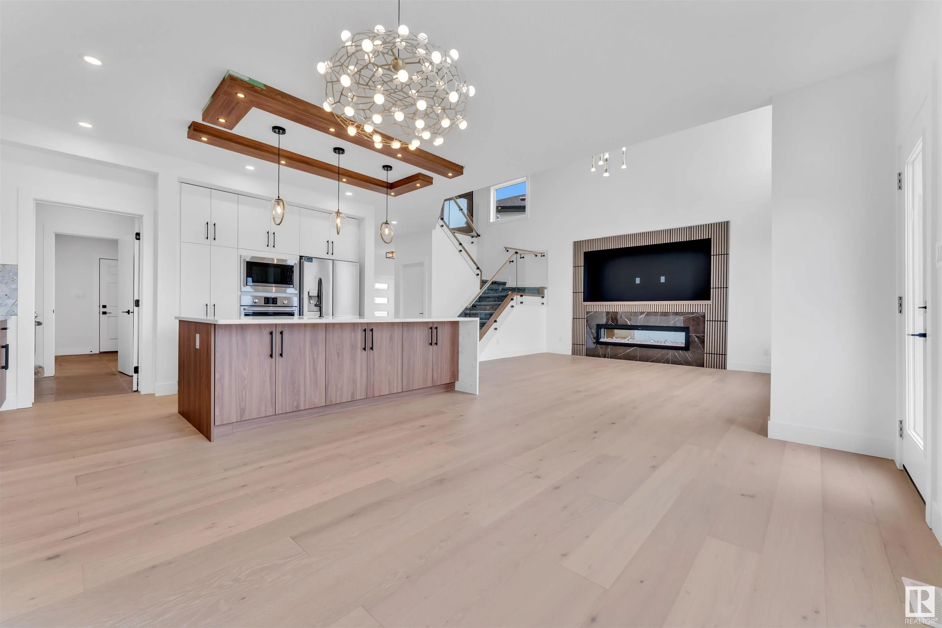324 ASTON Close