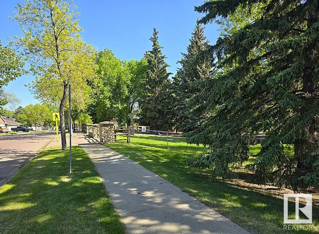 17 FIELDSTONE Drive