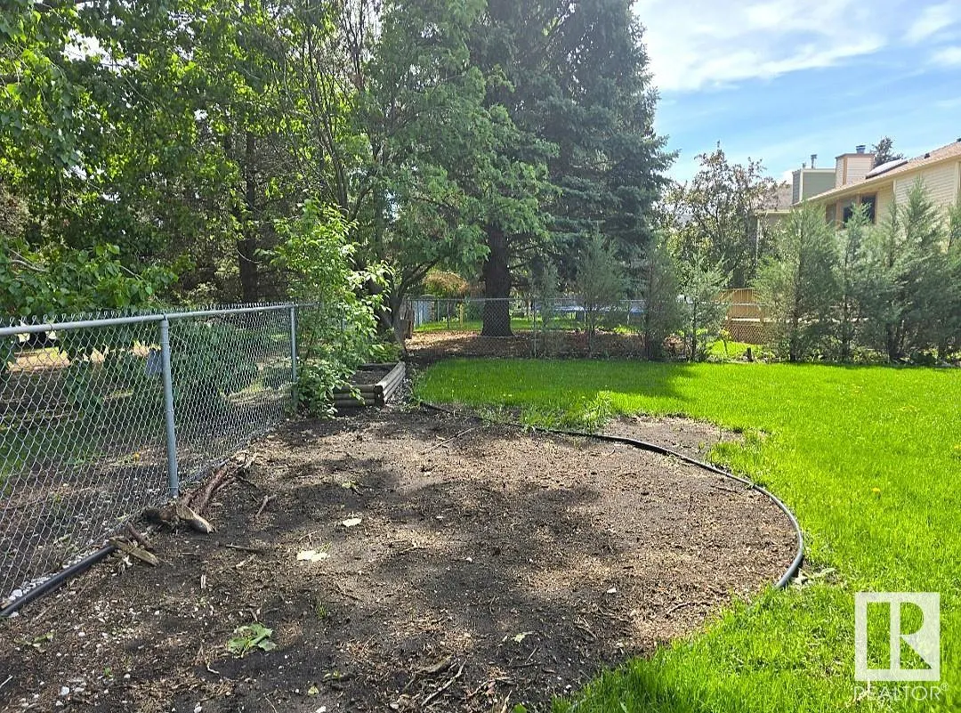 17 FIELDSTONE Drive