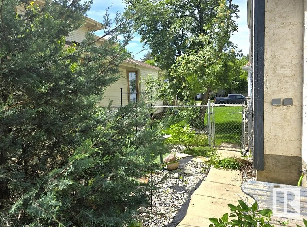 17 FIELDSTONE Drive