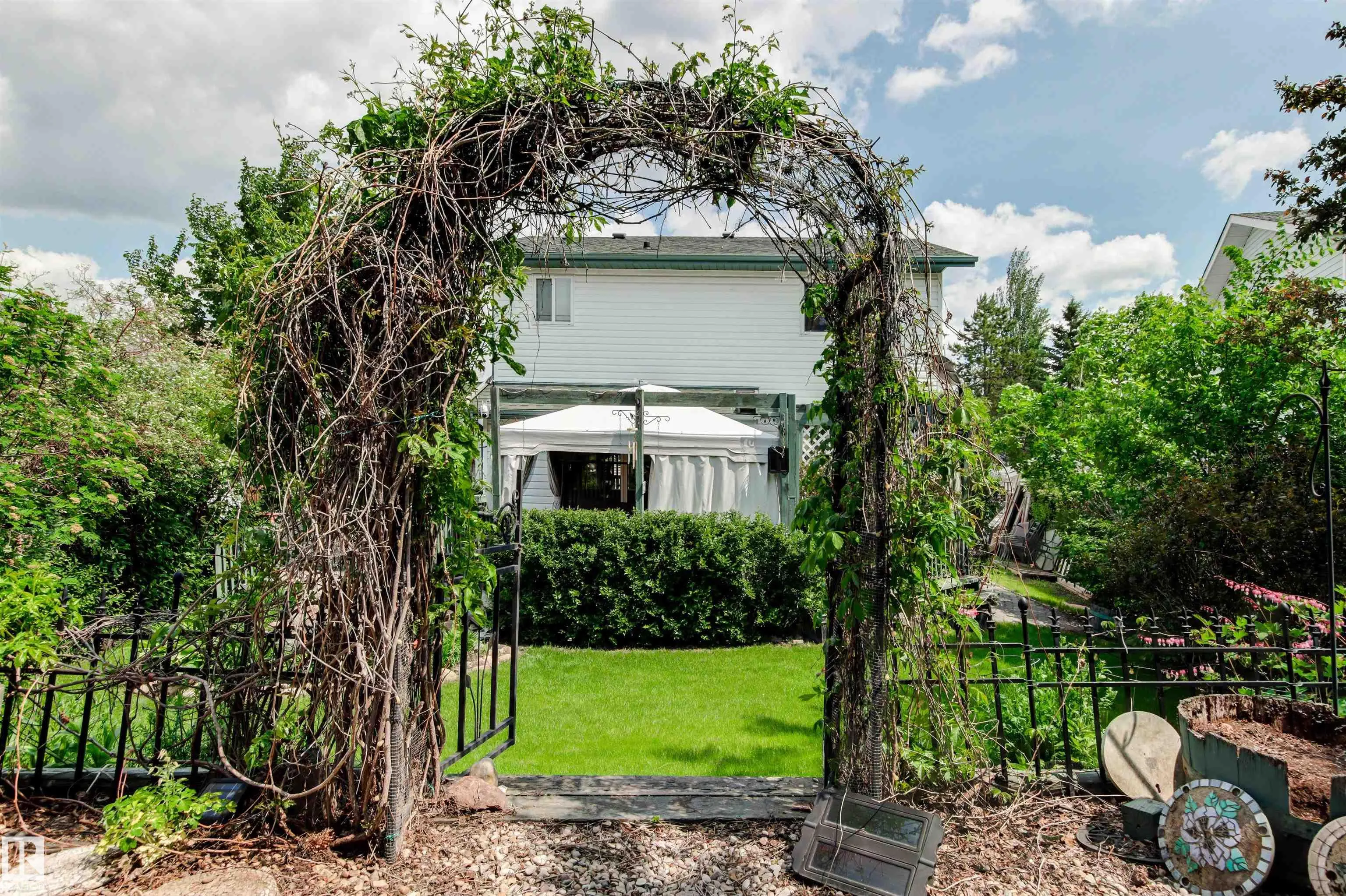 13 ABERDEEN Crescent