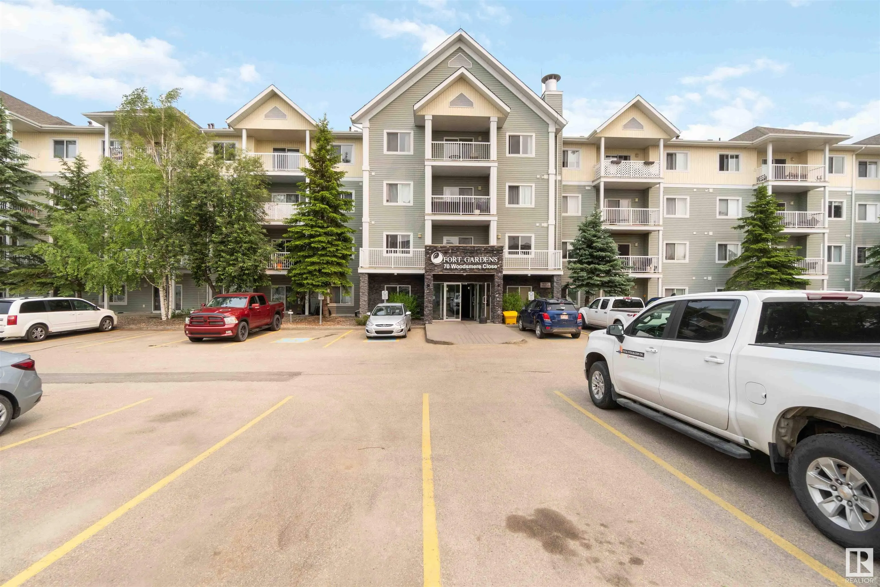 70 WOODSMERE Close