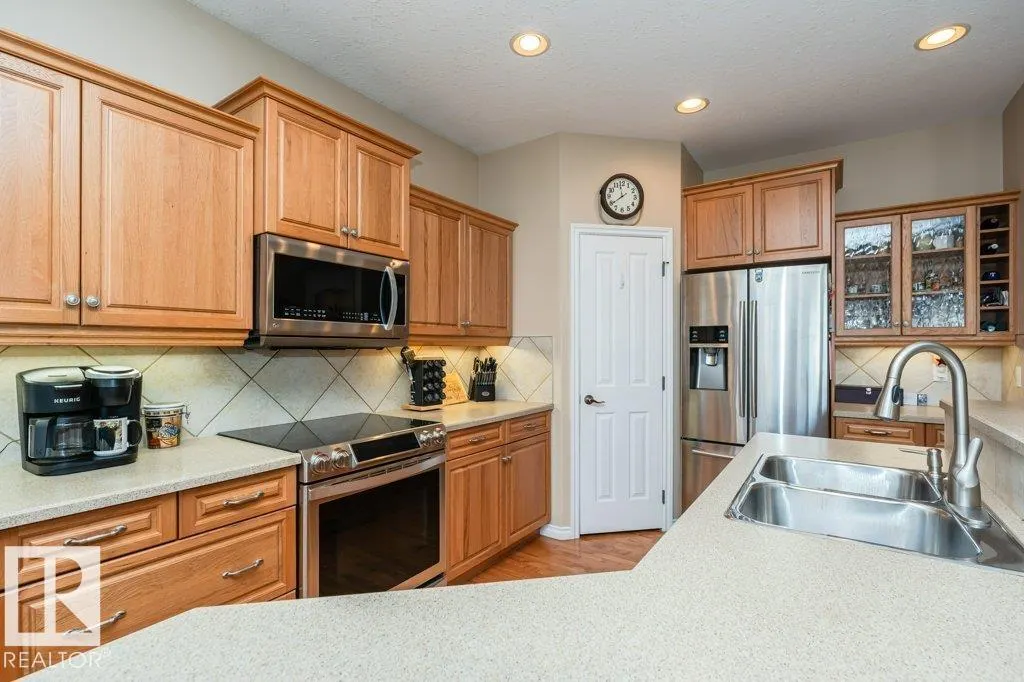 6 WOODS Court