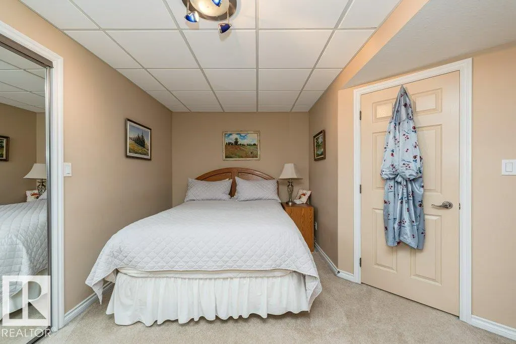 6 WOODS Court