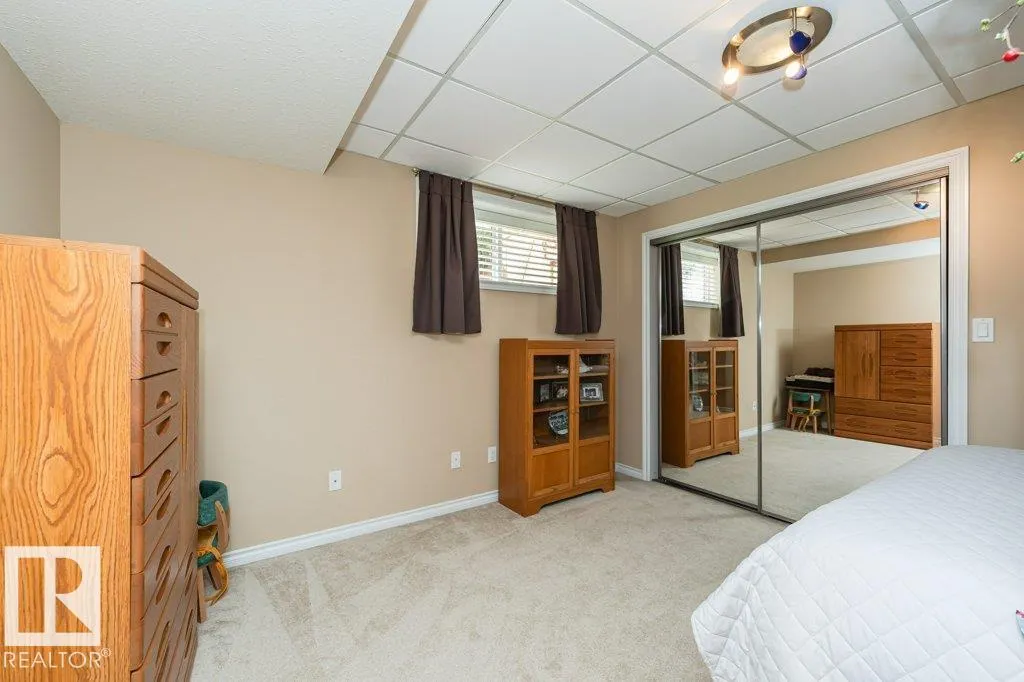6 WOODS Court