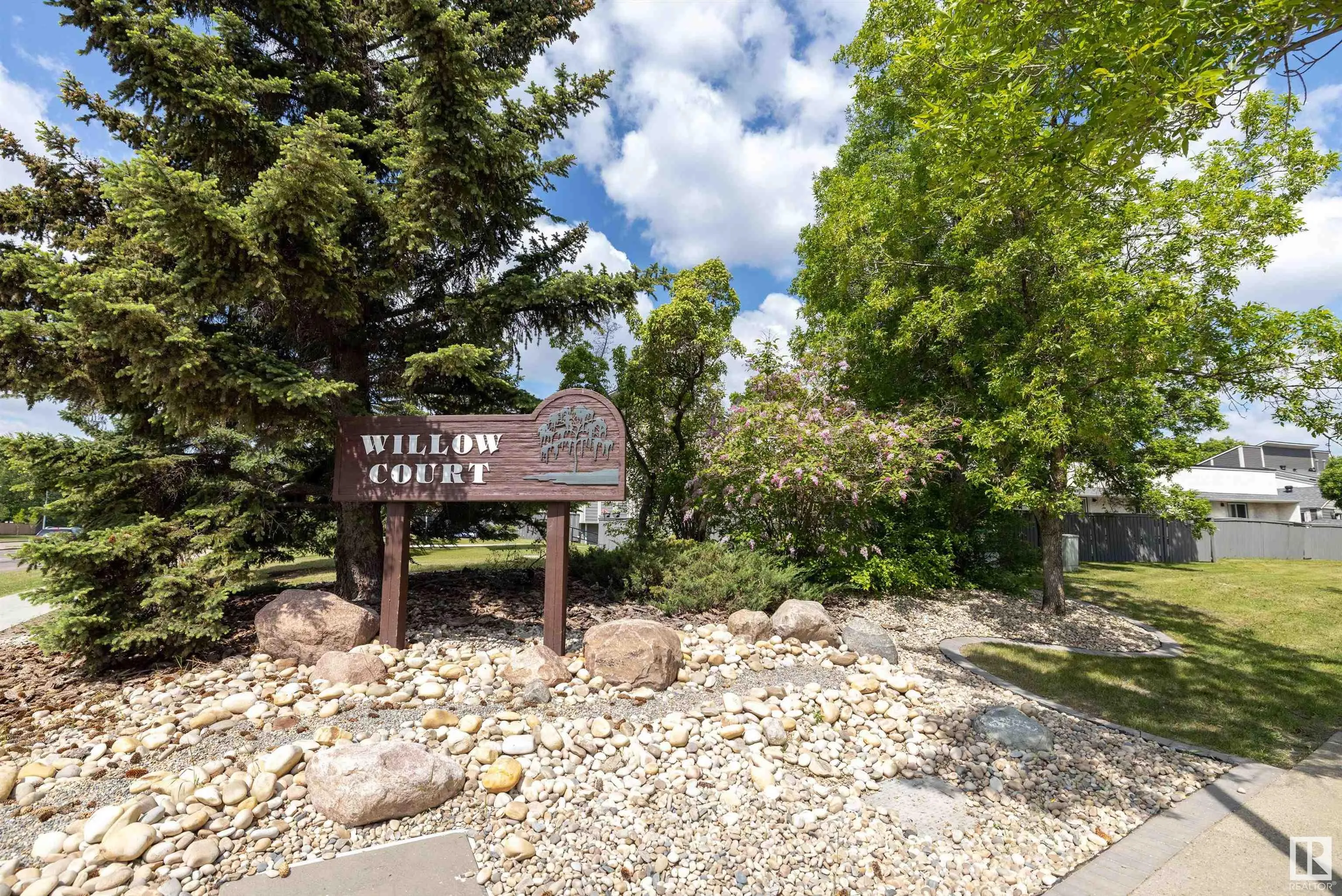 325 WILLOW Court