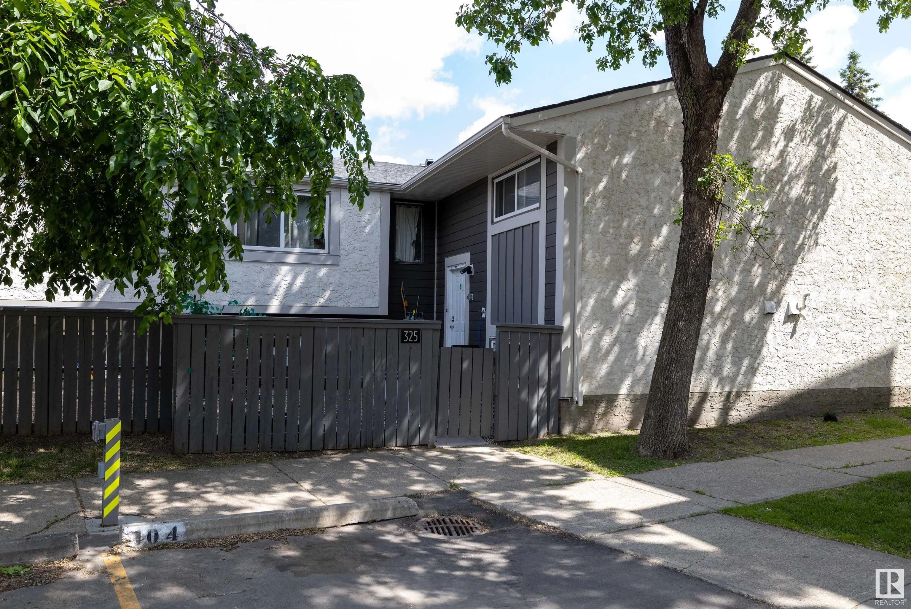 325 WILLOW Court
