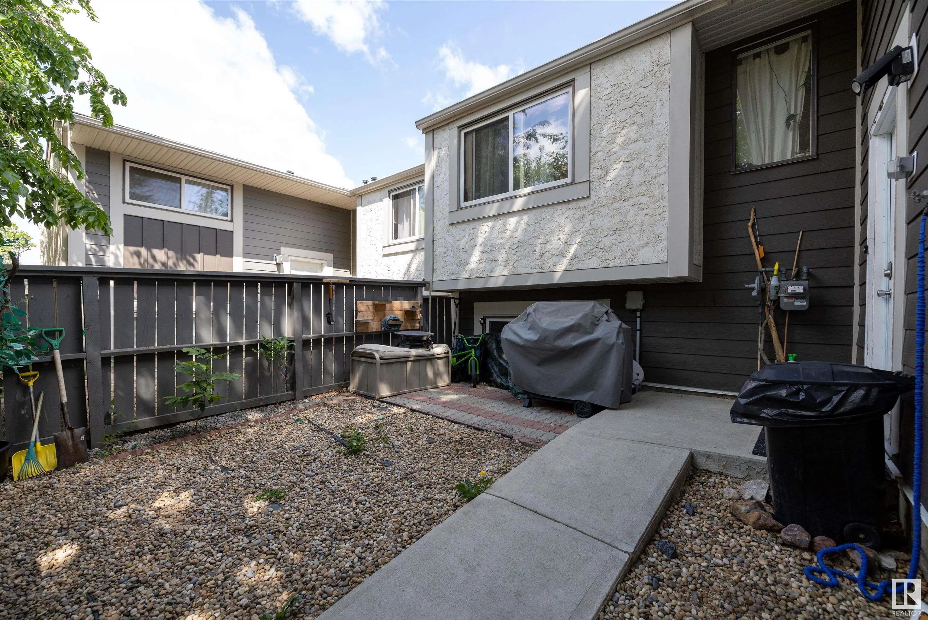 325 WILLOW Court