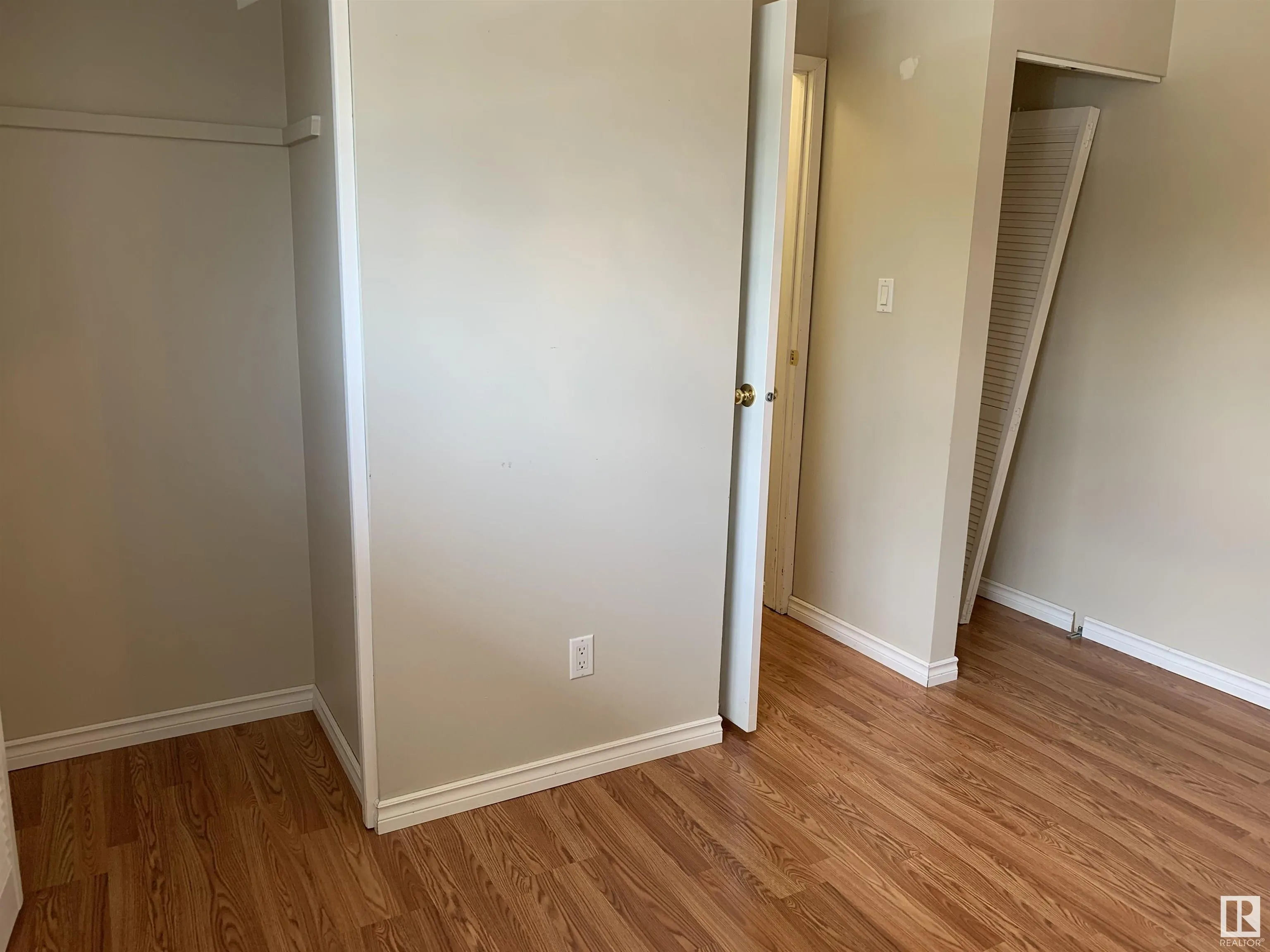 325 WILLOW Court