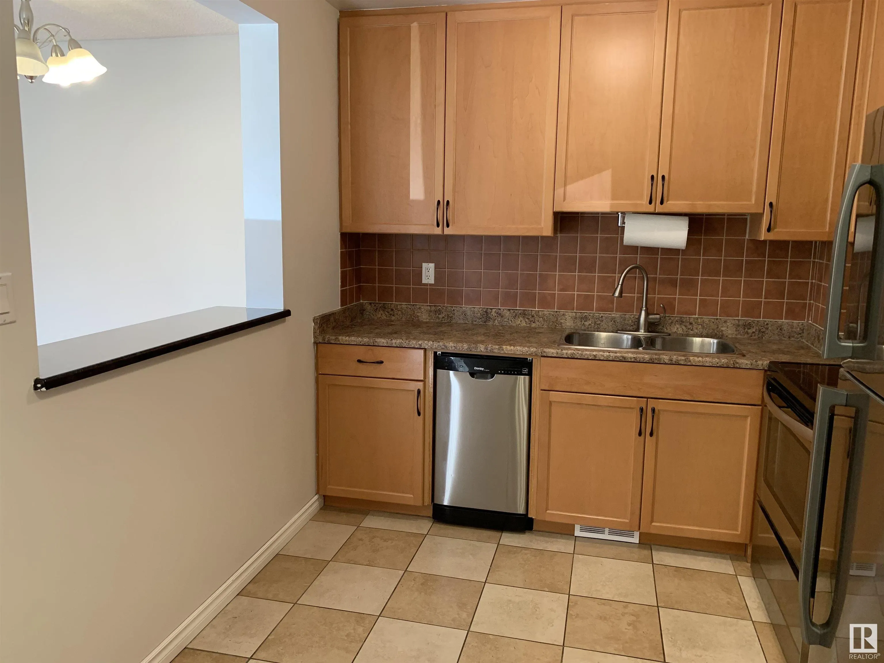 325 WILLOW Court