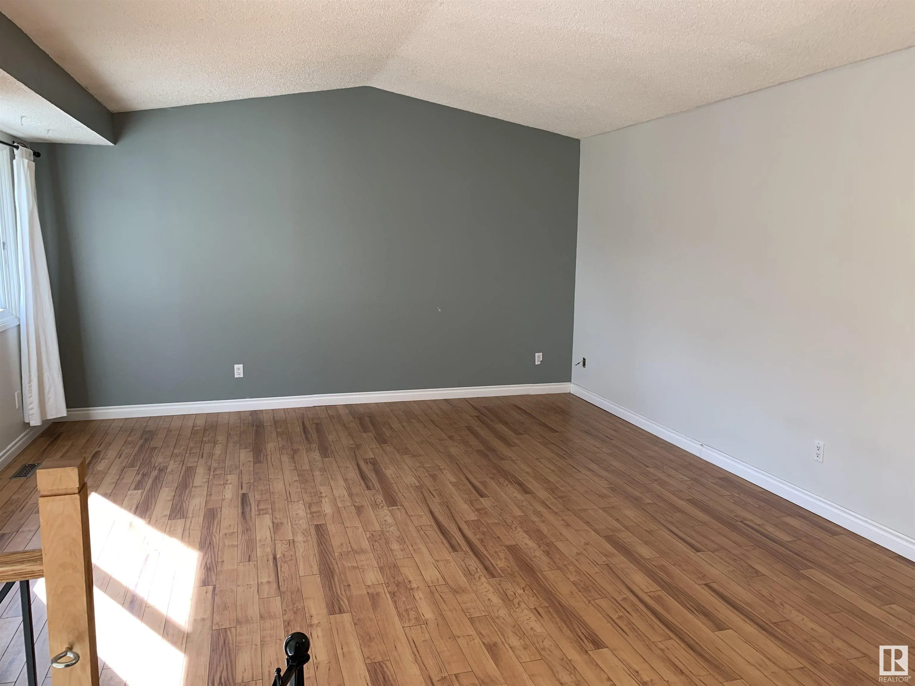 325 WILLOW Court