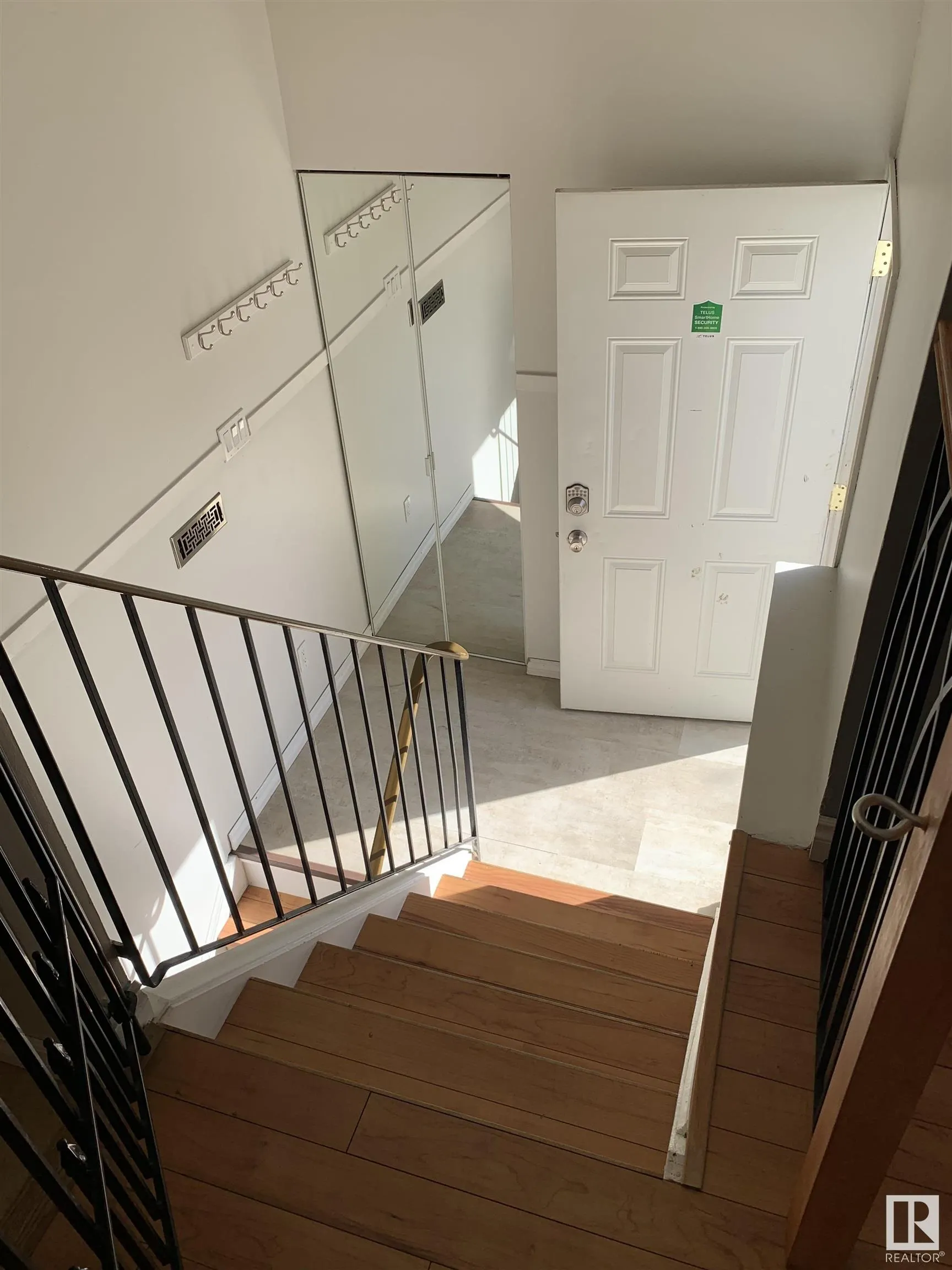 325 WILLOW Court