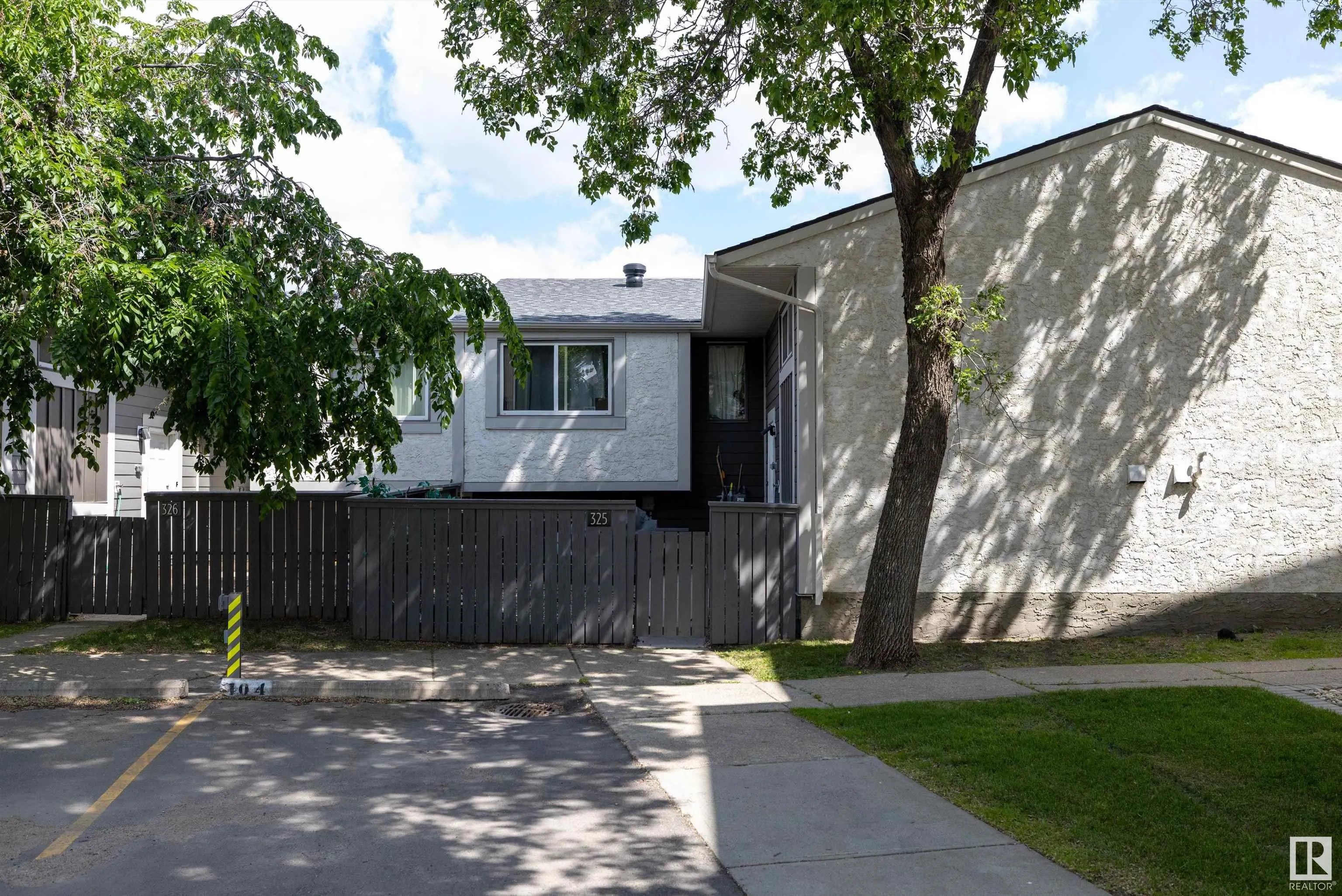 325 WILLOW Court