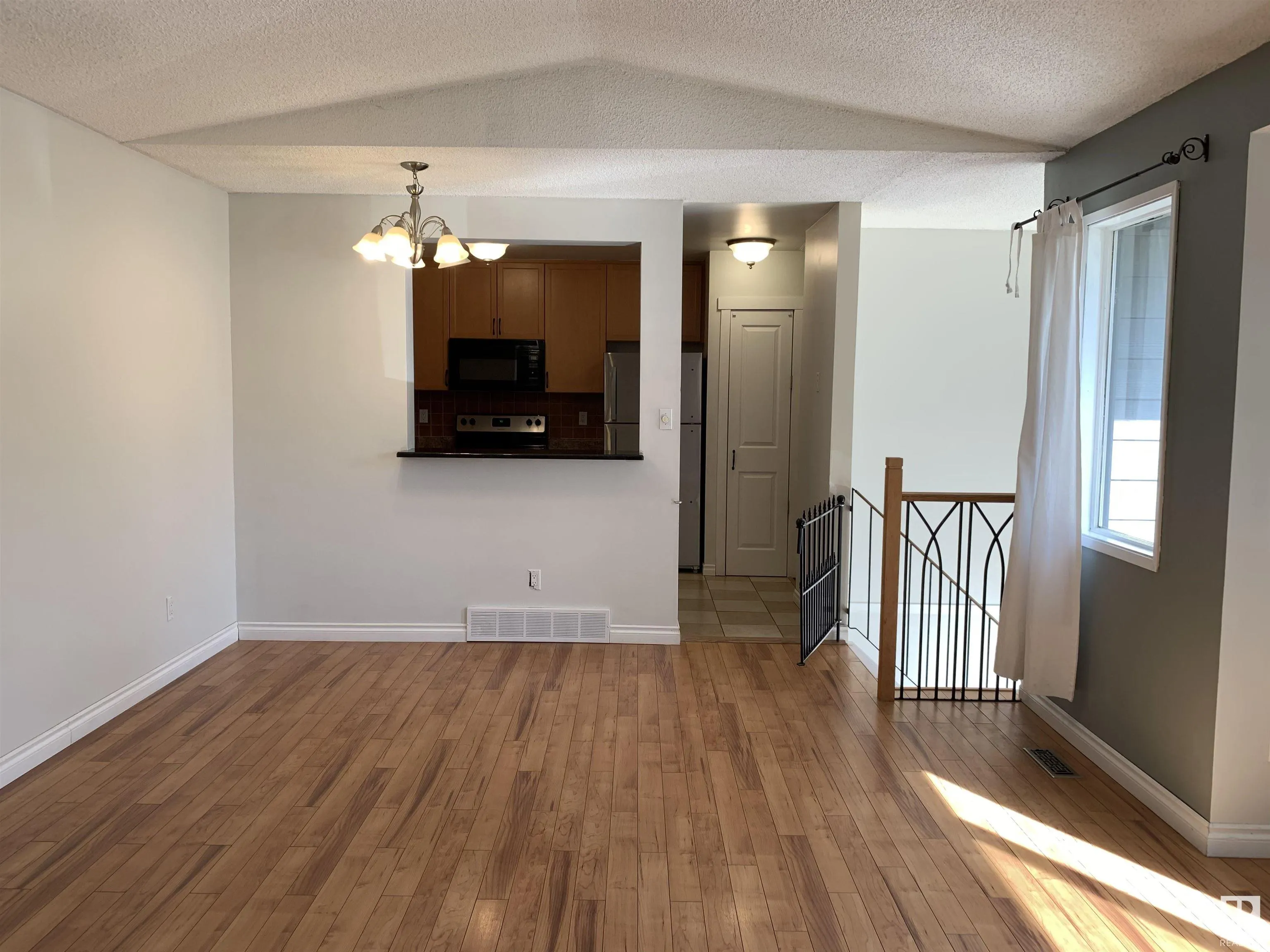 325 WILLOW Court