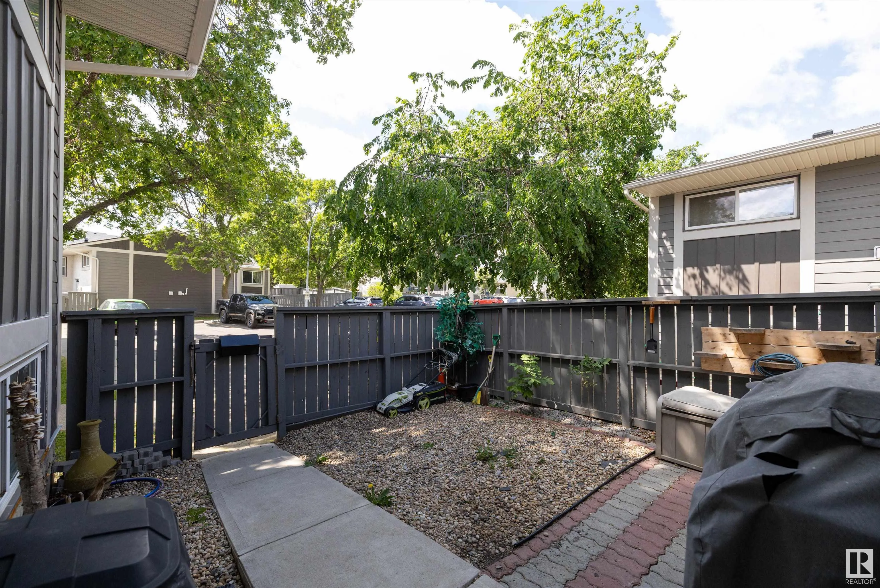 325 WILLOW Court