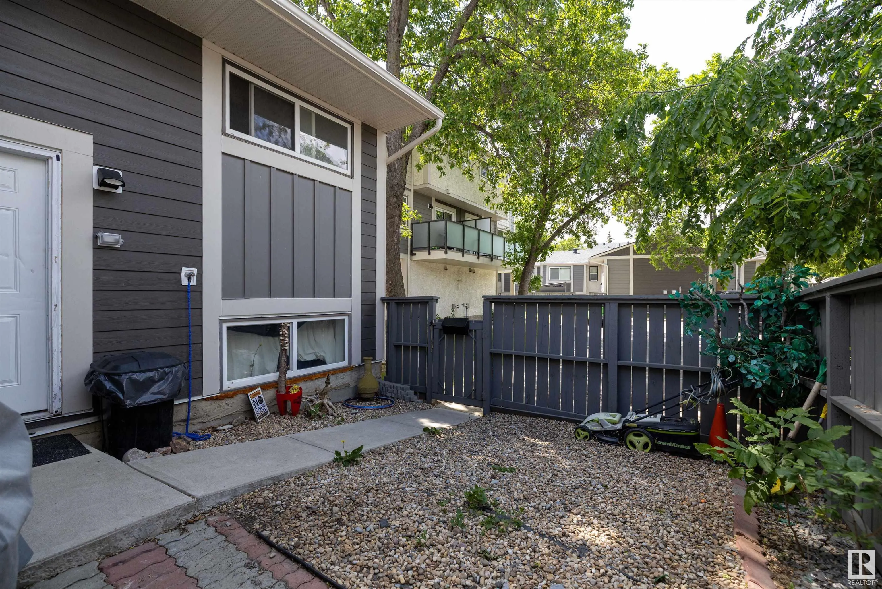 325 WILLOW Court