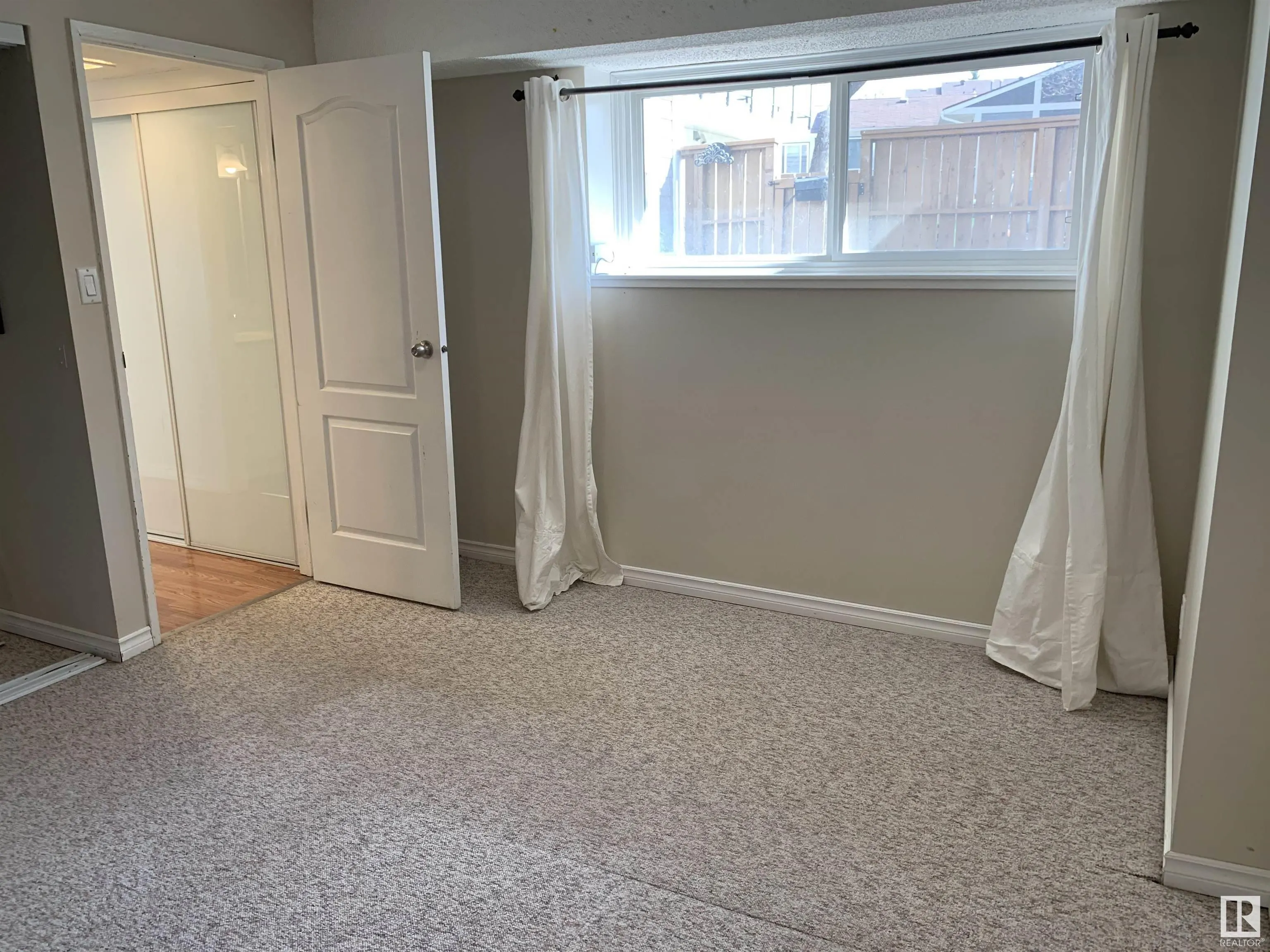 325 WILLOW Court