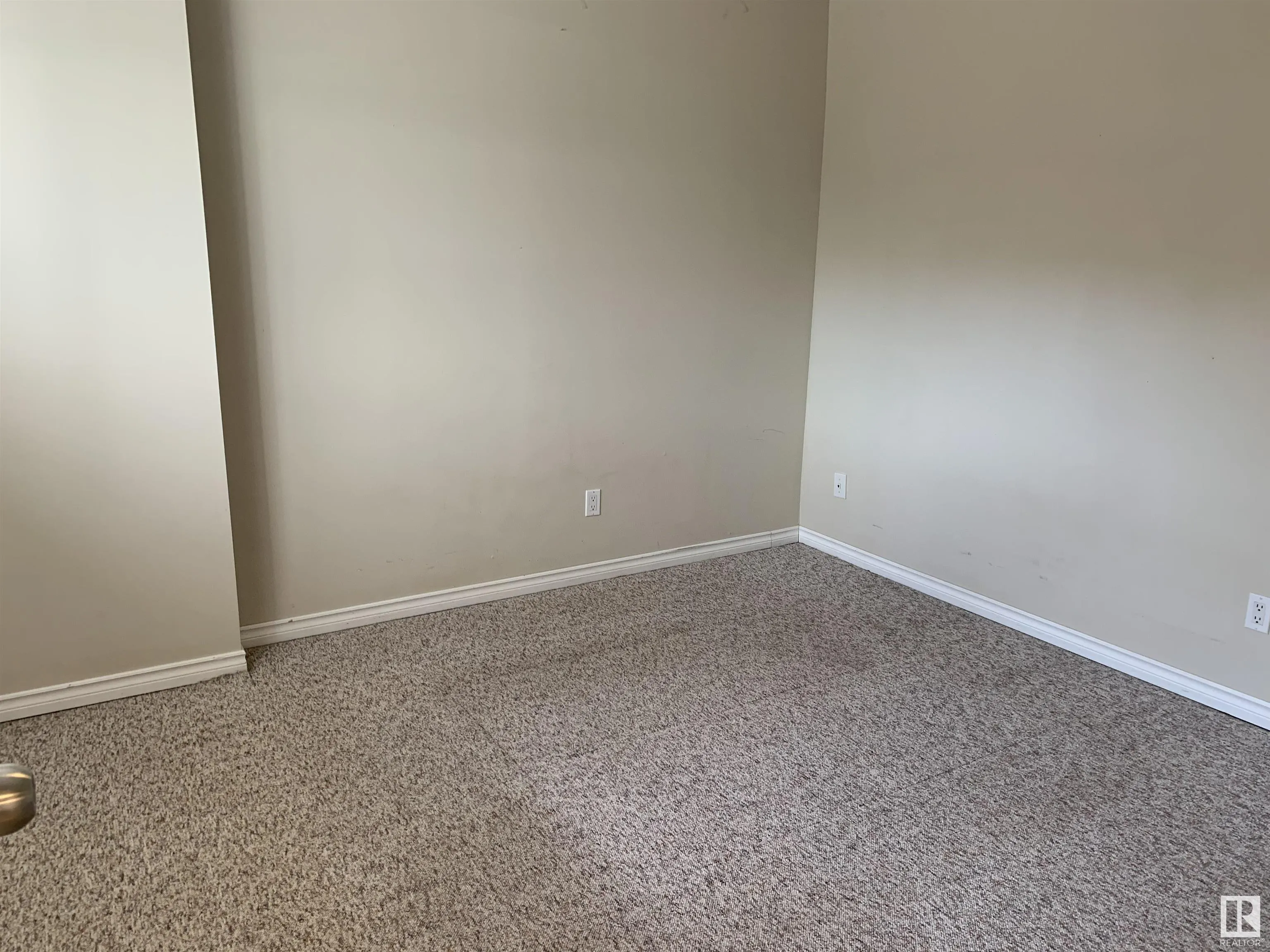 325 WILLOW Court