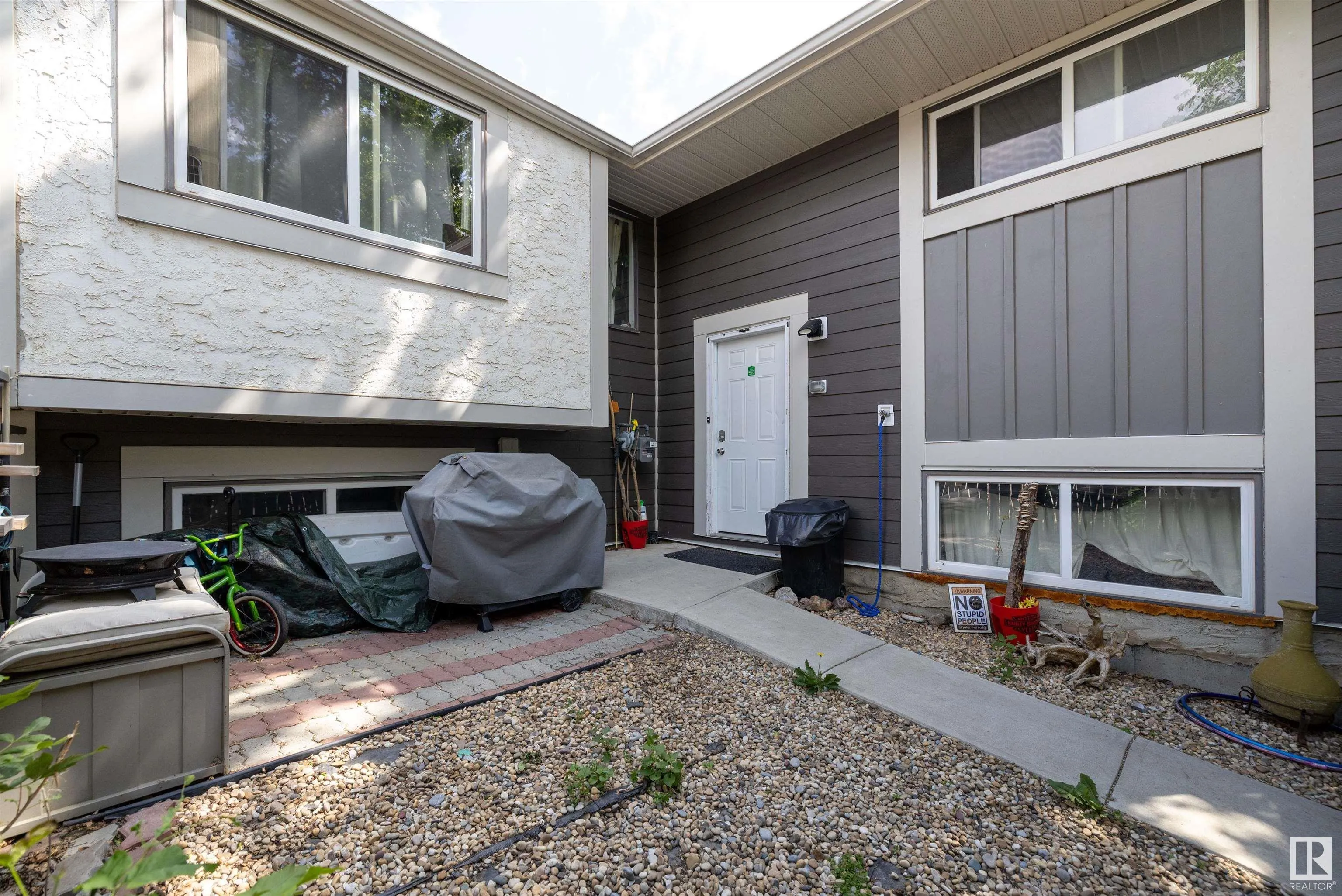 325 WILLOW Court