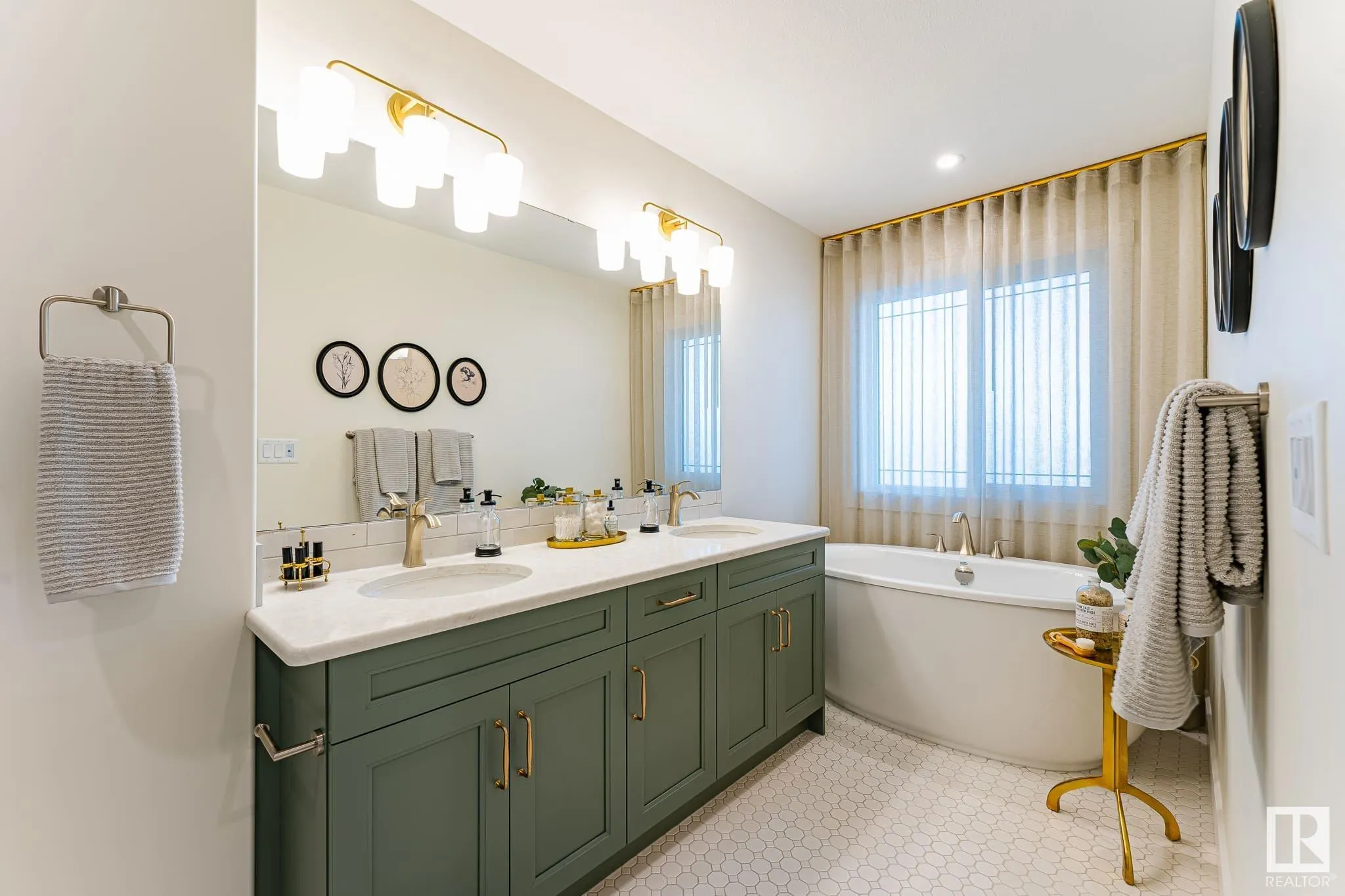 18 EMERALD Way