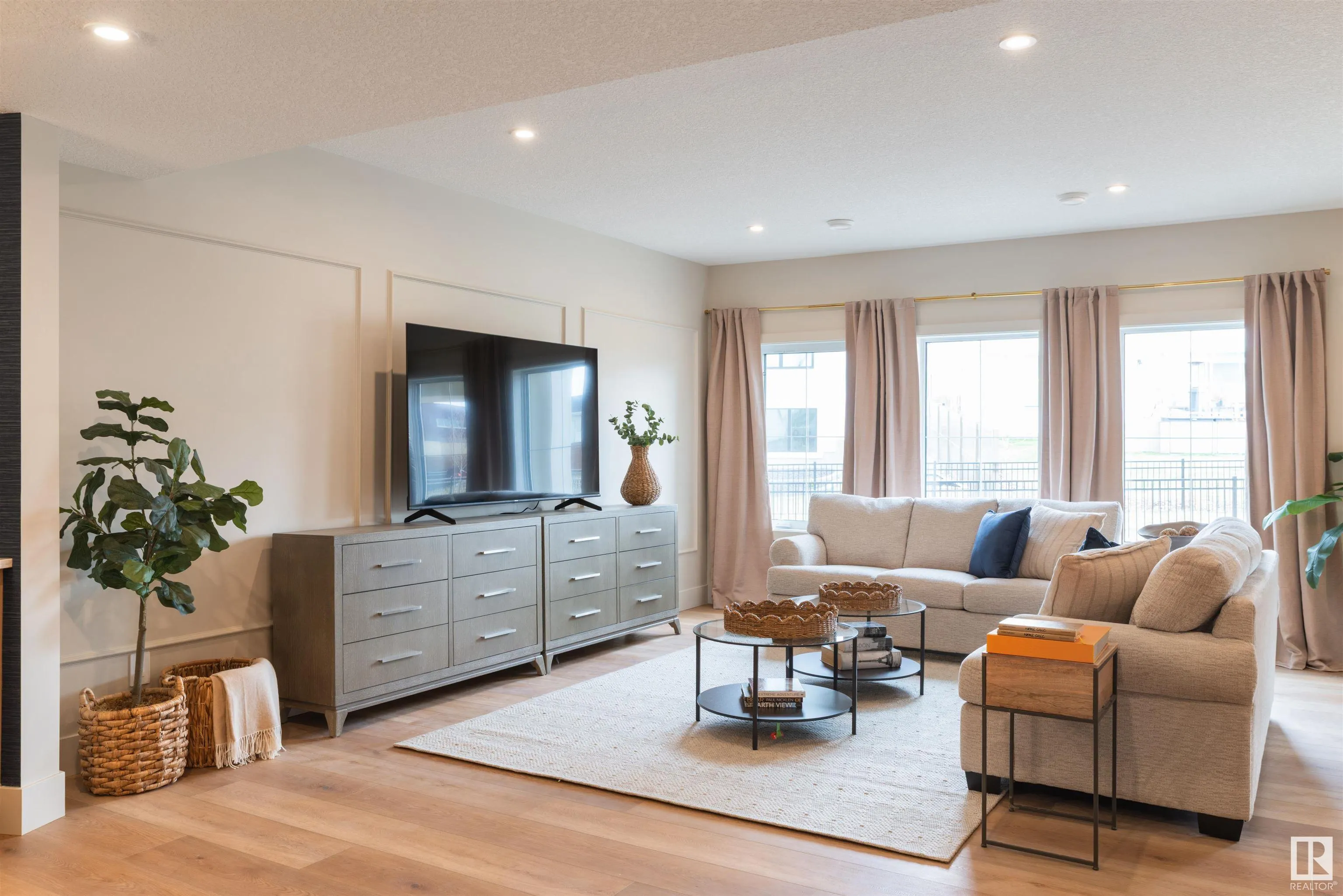 8 JARDIN Place