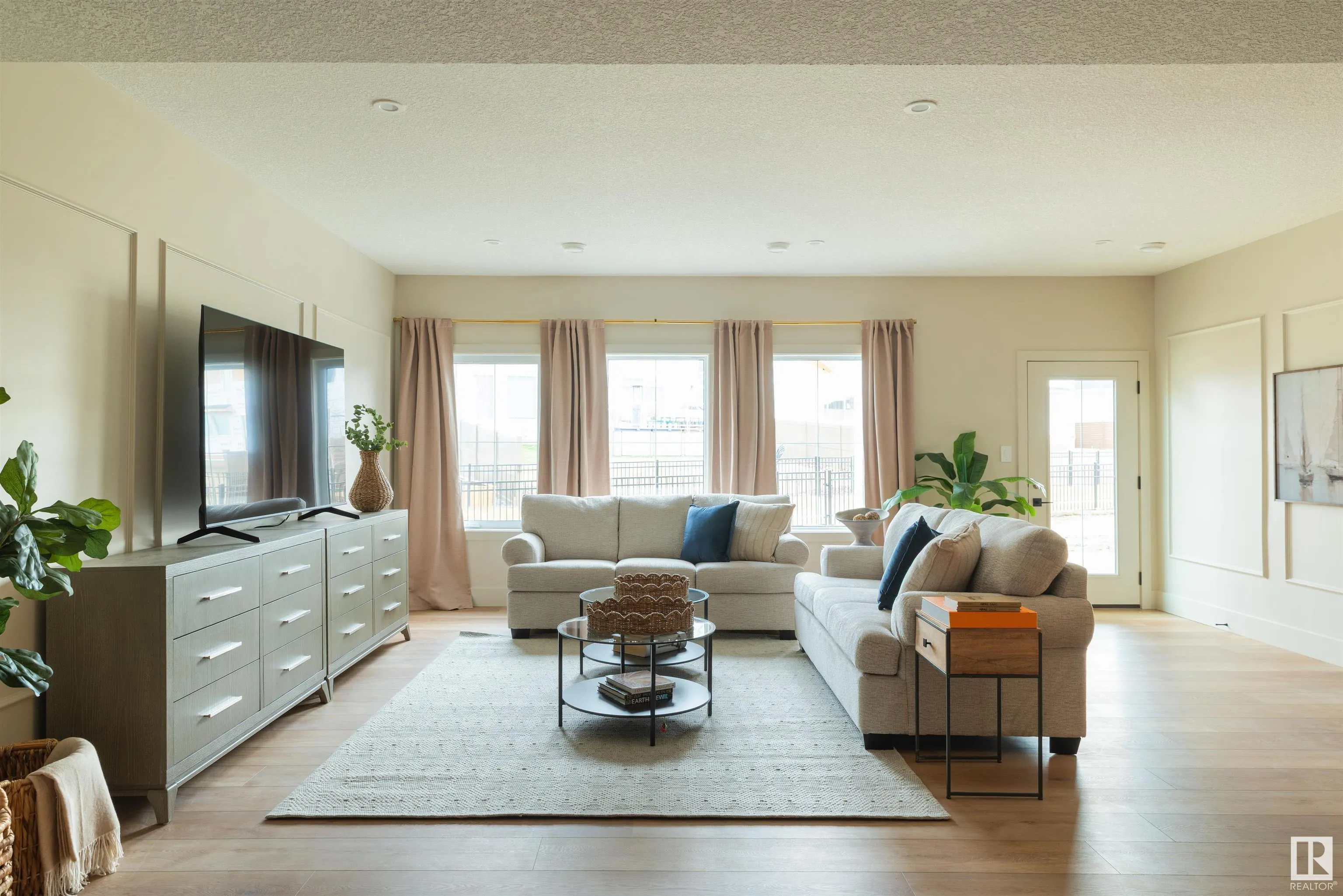 8 JARDIN Place