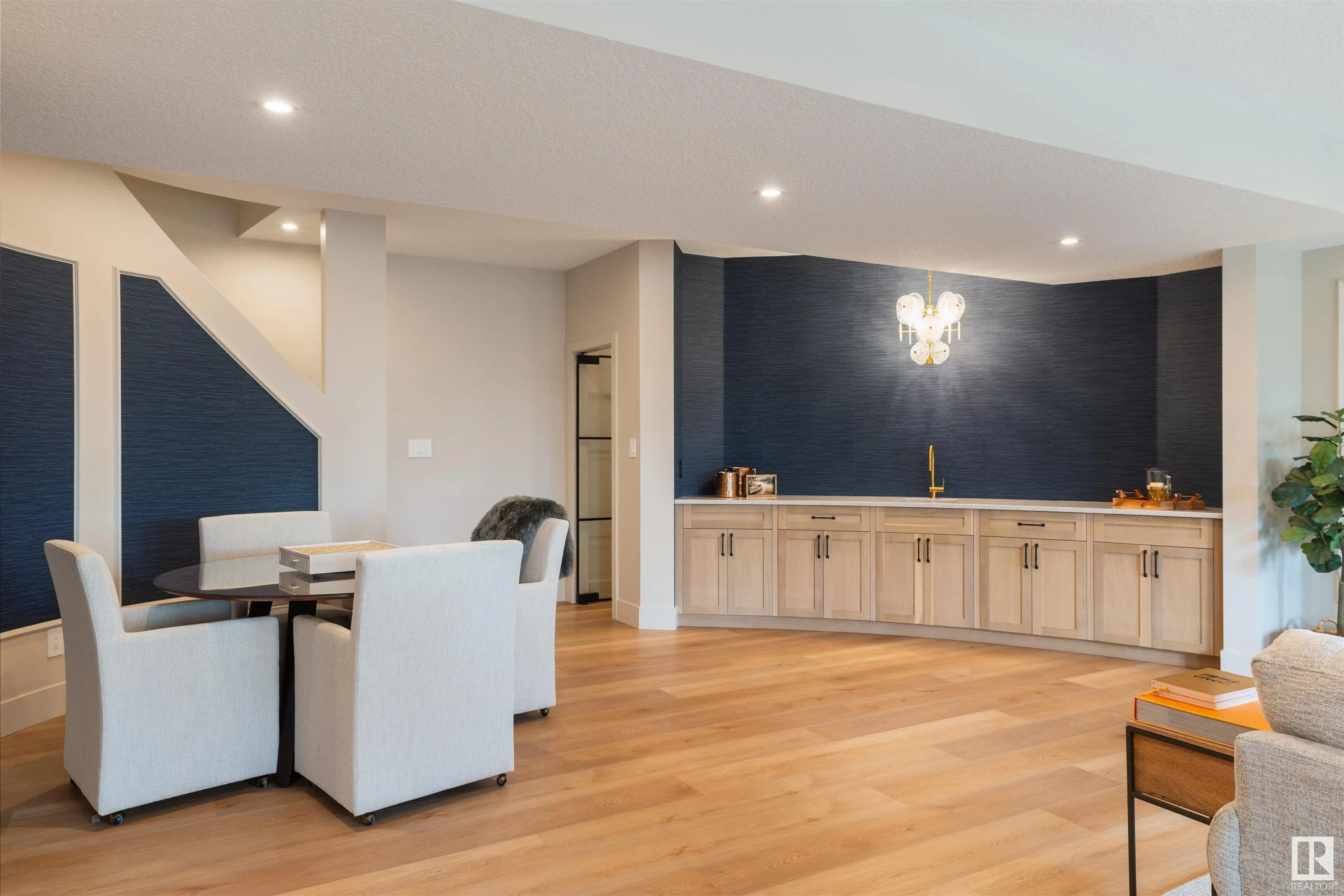 8 JARDIN Place