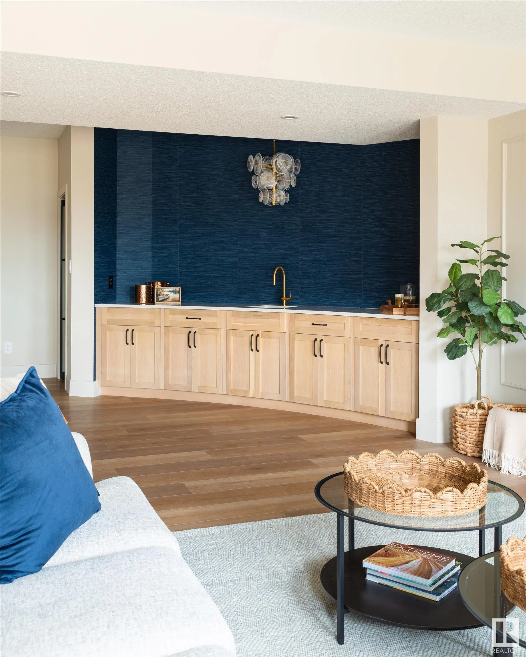 8 JARDIN Place