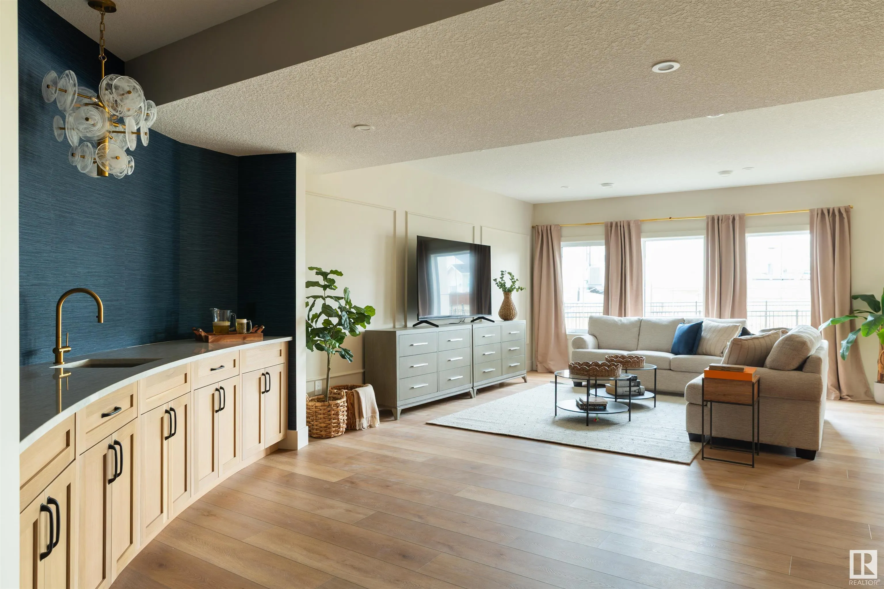 8 JARDIN Place